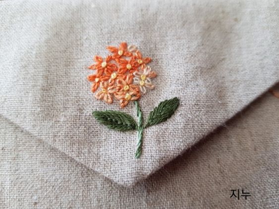 Thêu khăn tay bằng những bông hoa nhỏ