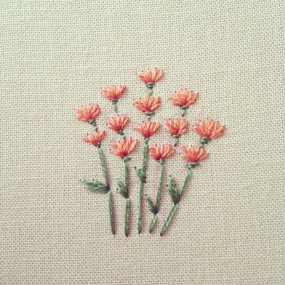 Thêu khăn tay bằng những bông hoa nhỏ