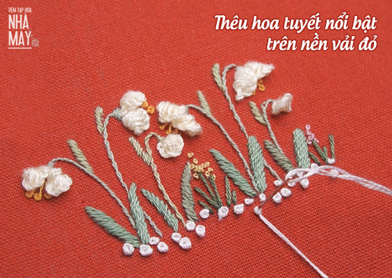 Thêu hoa tuyết nổi bật trên nền vải đỏ rực rỡ (có mẫu in)