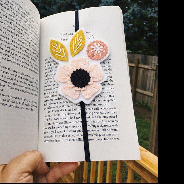 Tự tay làm một chiếc bookmark cho người thích đọc sách