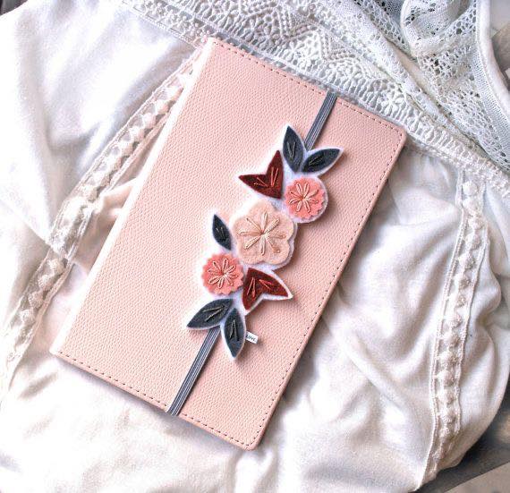 Tự tay làm một chiếc bookmark cho người thích đọc sách