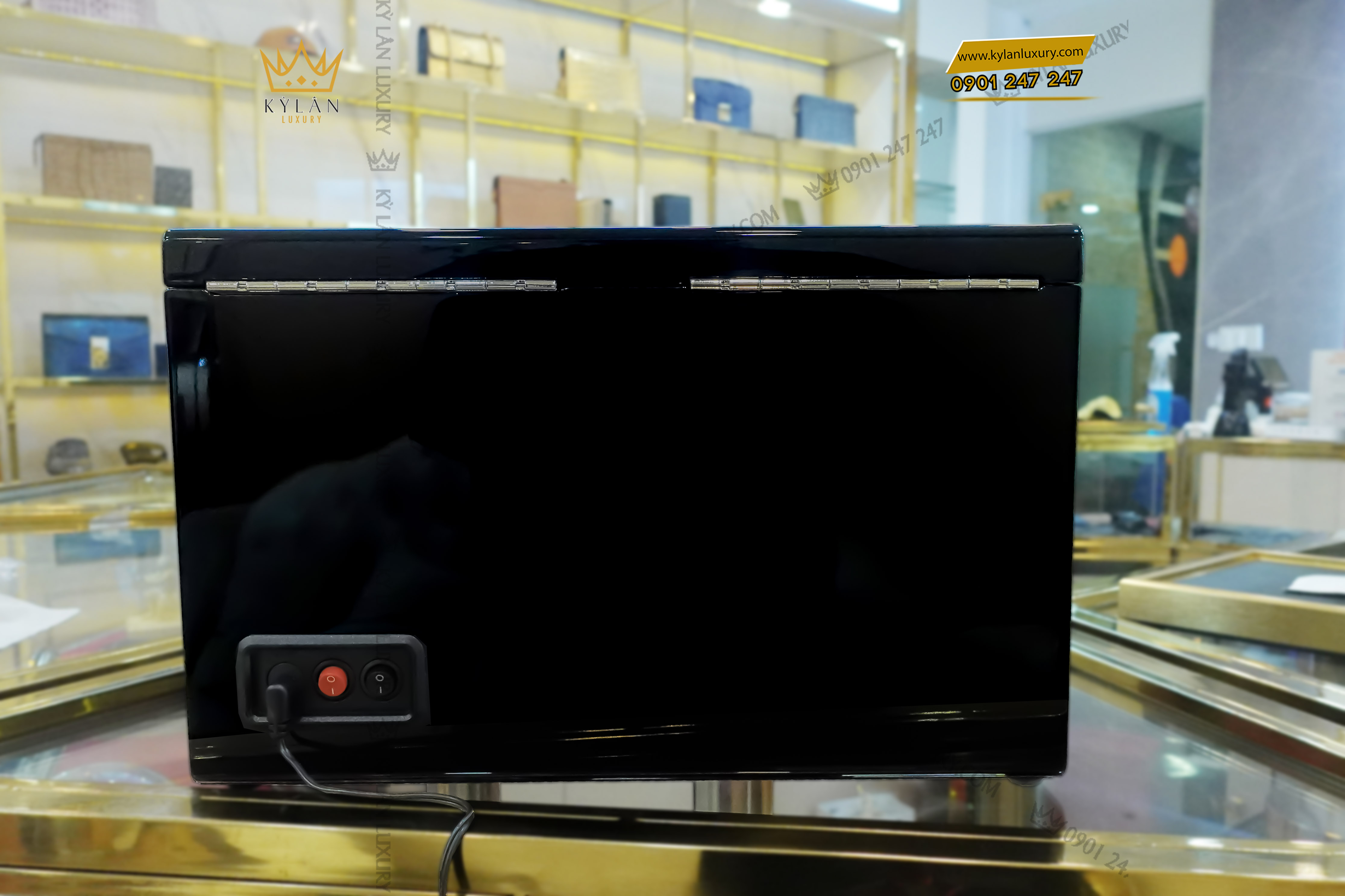 Hộp xoay cao cấp Driklux chất liệu gỗ MDF piano kết hợp da Microfiber T3BB Luxury (3 Xoay) 7 Kỳ Lân Luxury hop xoay cao cap driklux chat lieu go mdf piano ket hop da microfiber t3bb luxury 3 xoay 4 Hộp xoay cao cấp Driklux chất liệu gỗ MDF piano kết hợp da Microfiber T3BB Luxury (3 Xoay)