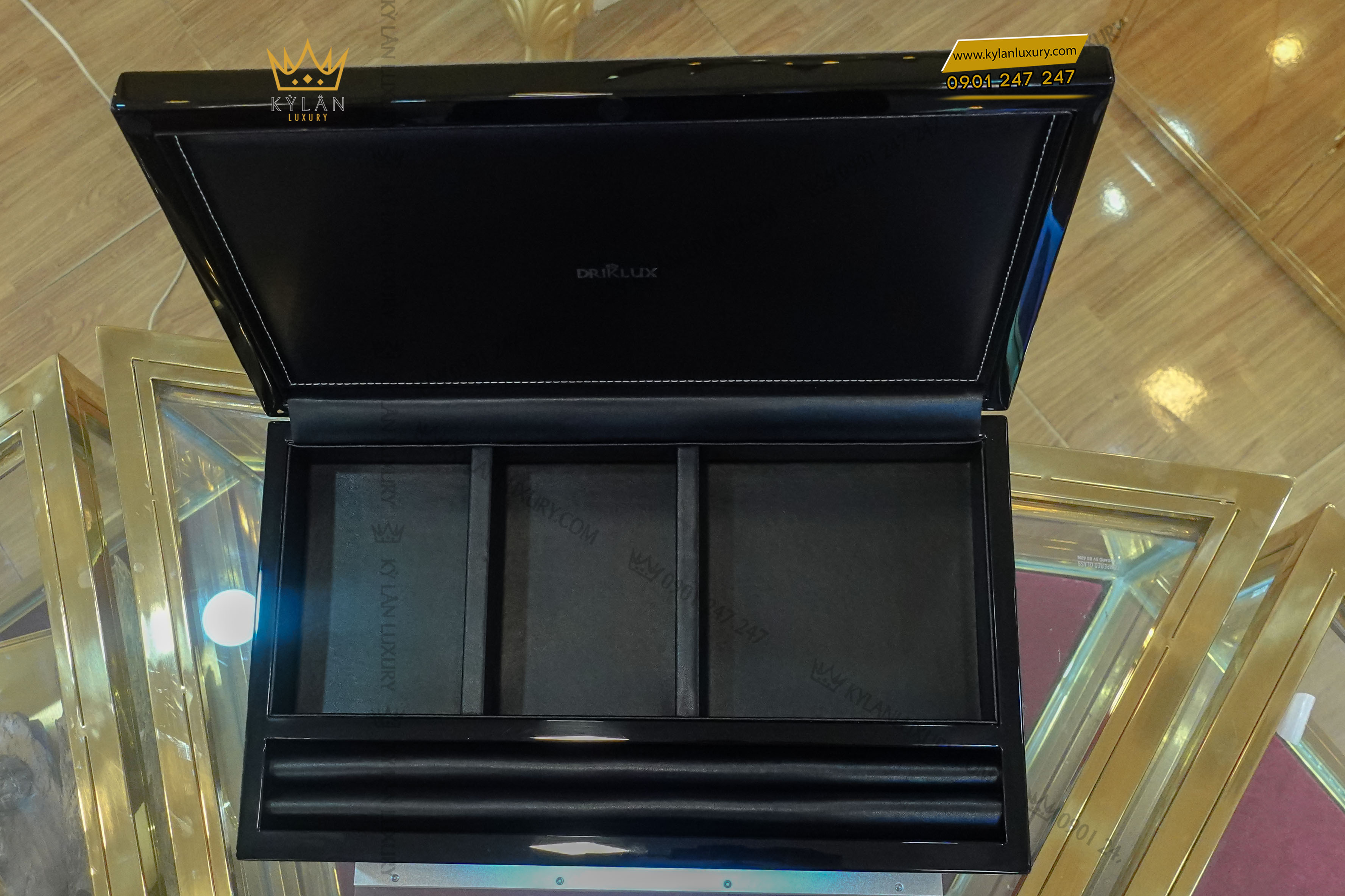 Hộp xoay cao cấp Driklux chất liệu gỗ MDF piano kết hợp da Microfiber T3BB Luxury (3 Xoay) 11 Kỳ Lân Luxury hop xoay cao cap driklux chat lieu go mdf piano ket hop da microfiber t3bb luxury 3 xoay 8 Hộp xoay cao cấp Driklux chất liệu gỗ MDF piano kết hợp da Microfiber T3BB Luxury (3 Xoay)