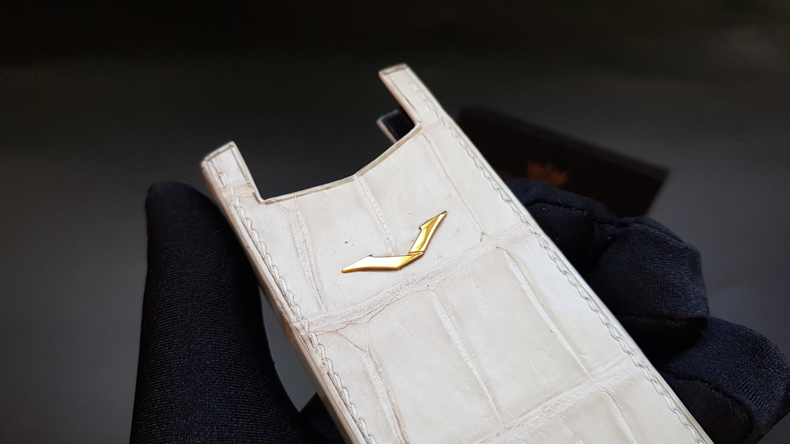 Bao da Vertu Signature S handmade da cá sấu màu trắng 15 Kỳ Lân Luxury bao da vertu signature s ca sau mau trang 4 Bao da Vertu Signature S handmade da cá sấu màu trắng