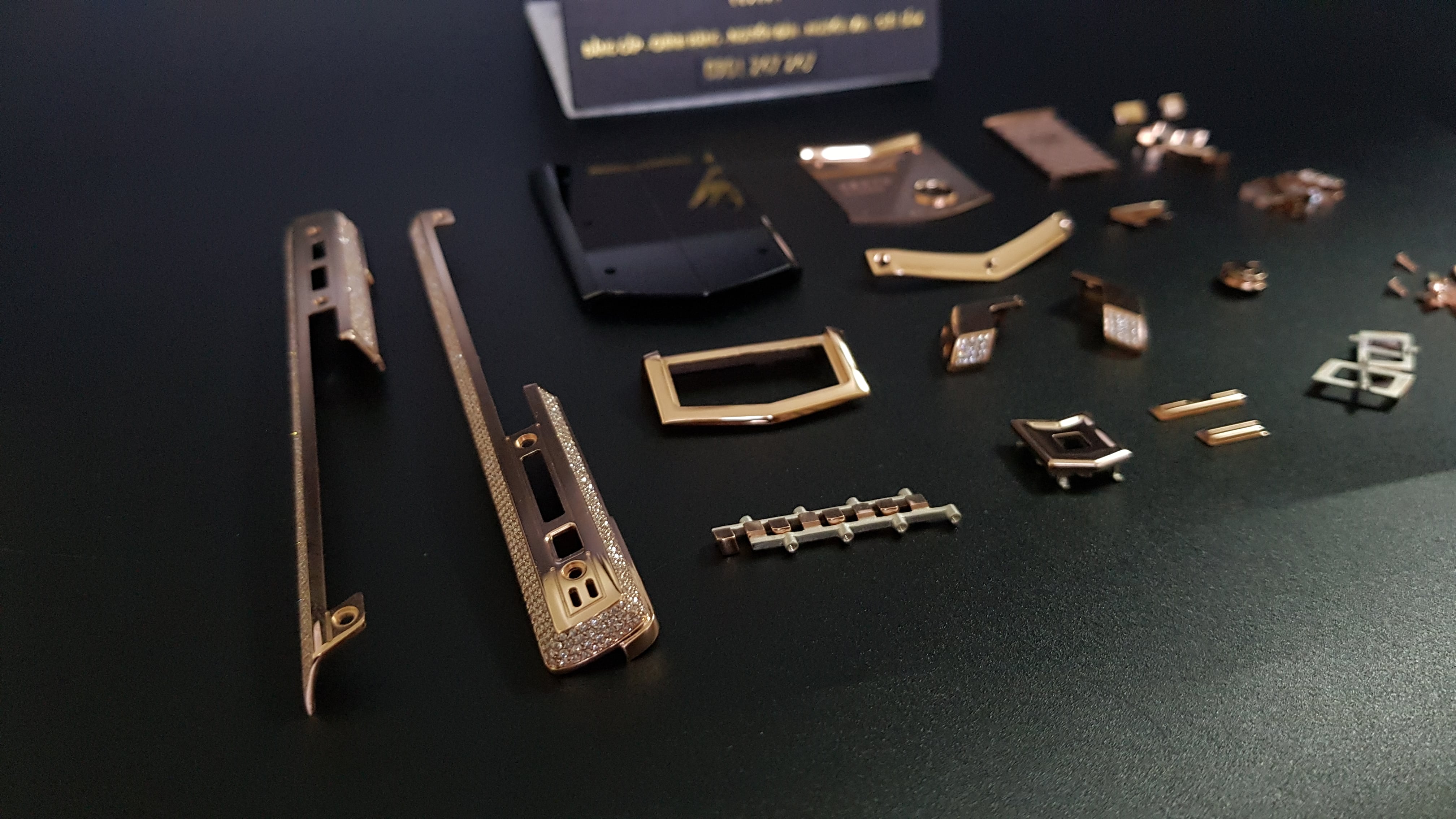 Bộ vỏ Vertu Signature S Vàng khối 18 karat full kim cương 3 Kỳ Lân Luxury bo vo vertu signature s vang khoi 18karat full kim cuong 32 Bộ vỏ Vertu Signature S Vàng khối 18 karat full kim cương