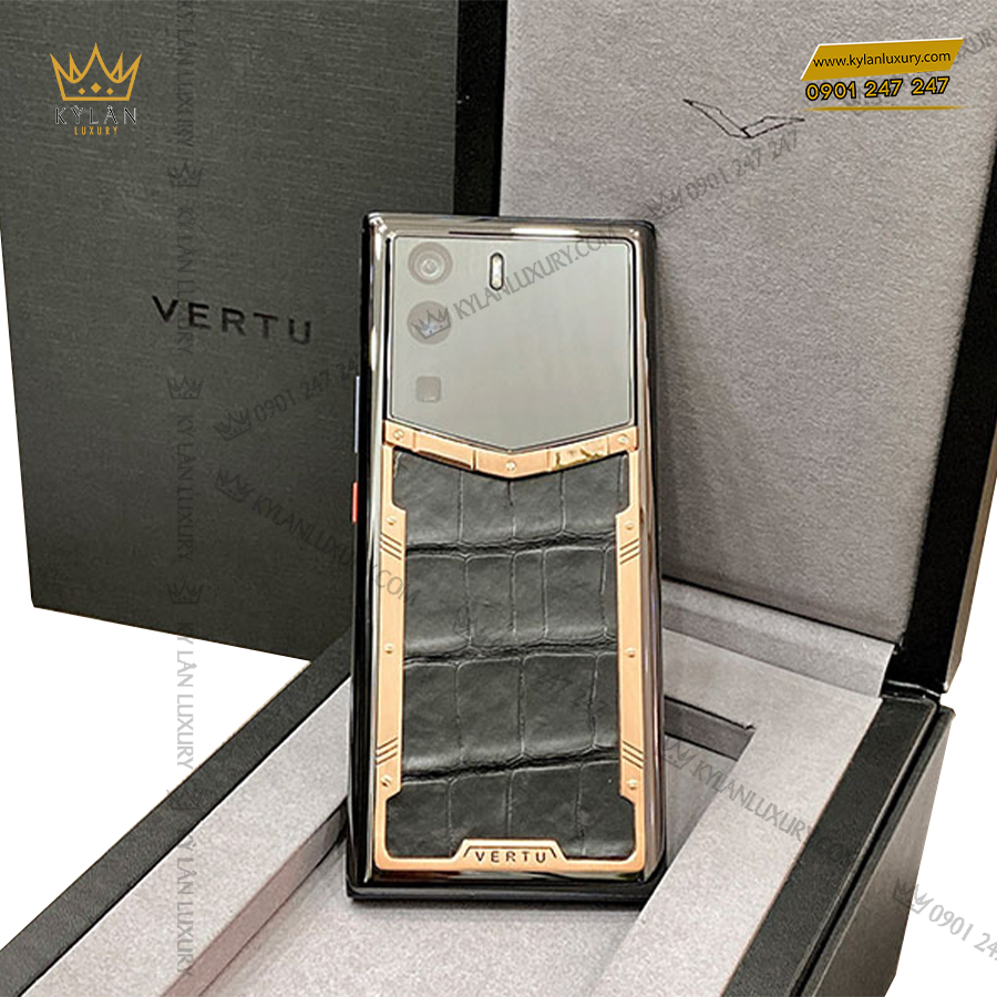 Meta Vertu khoác lên mình tông màu đen quyền lực với tấm da cá sấu thượng hạng phía sau lưng đậm chất thượng lưu