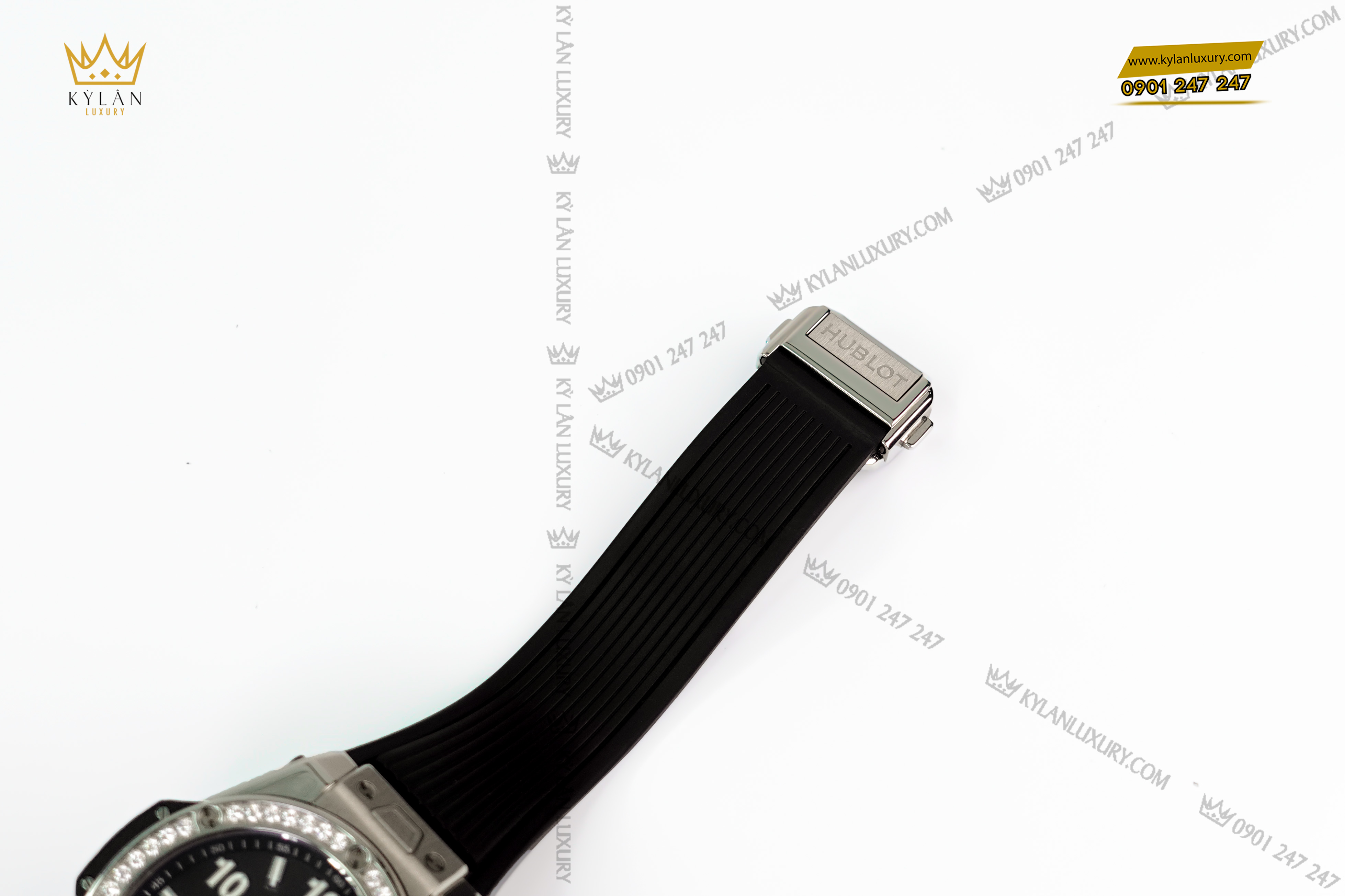 Phần khóa chốt tại dây đeo của đồng hồ khắc tên thương hiệu vô cùng nổi bật