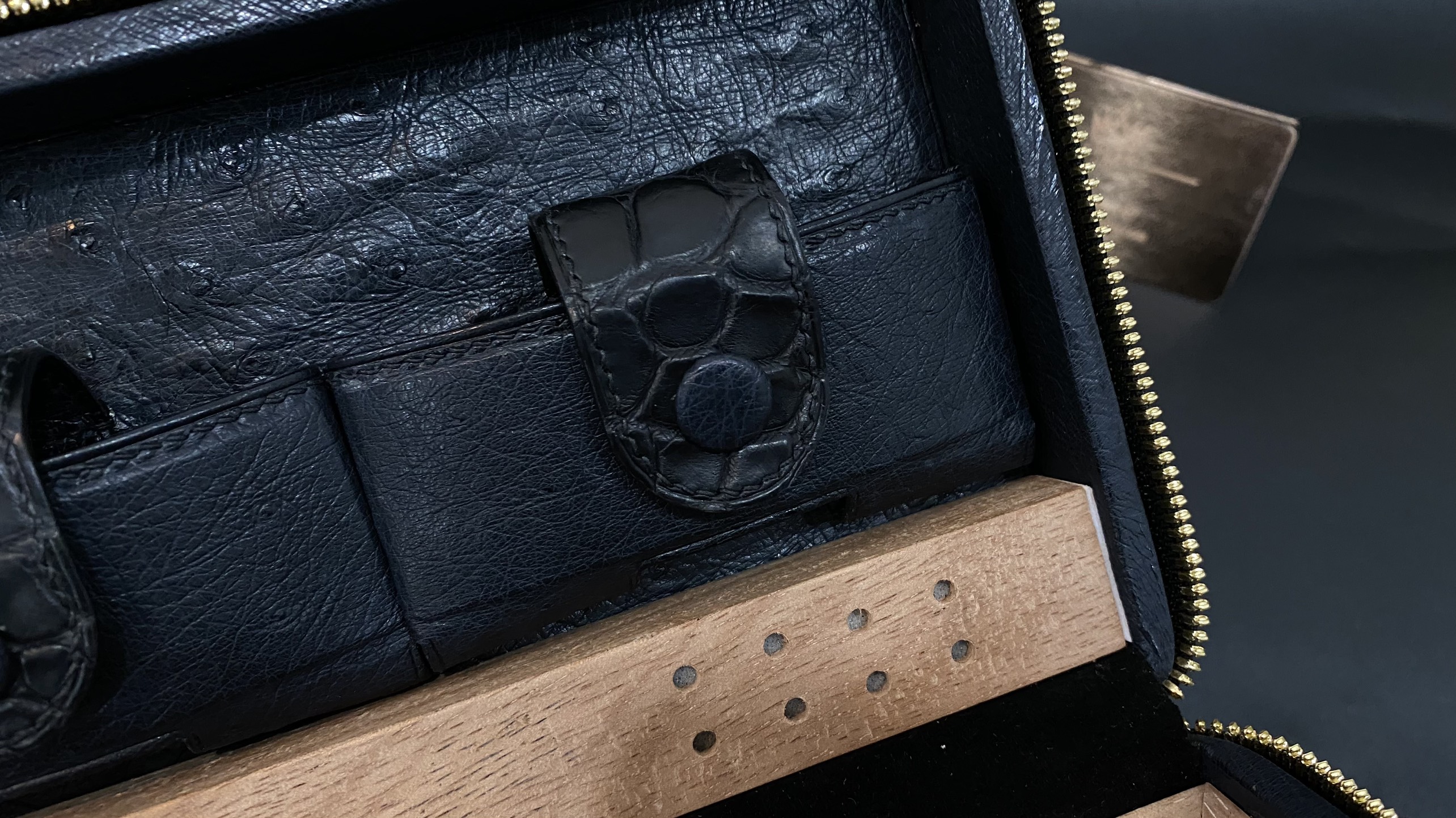 Hộp đựng xì gà da đà điểu 33 Kỳ Lân Luxury hop dung xi ga da da dieu 2 Hộp đựng xì gà da đà điểu