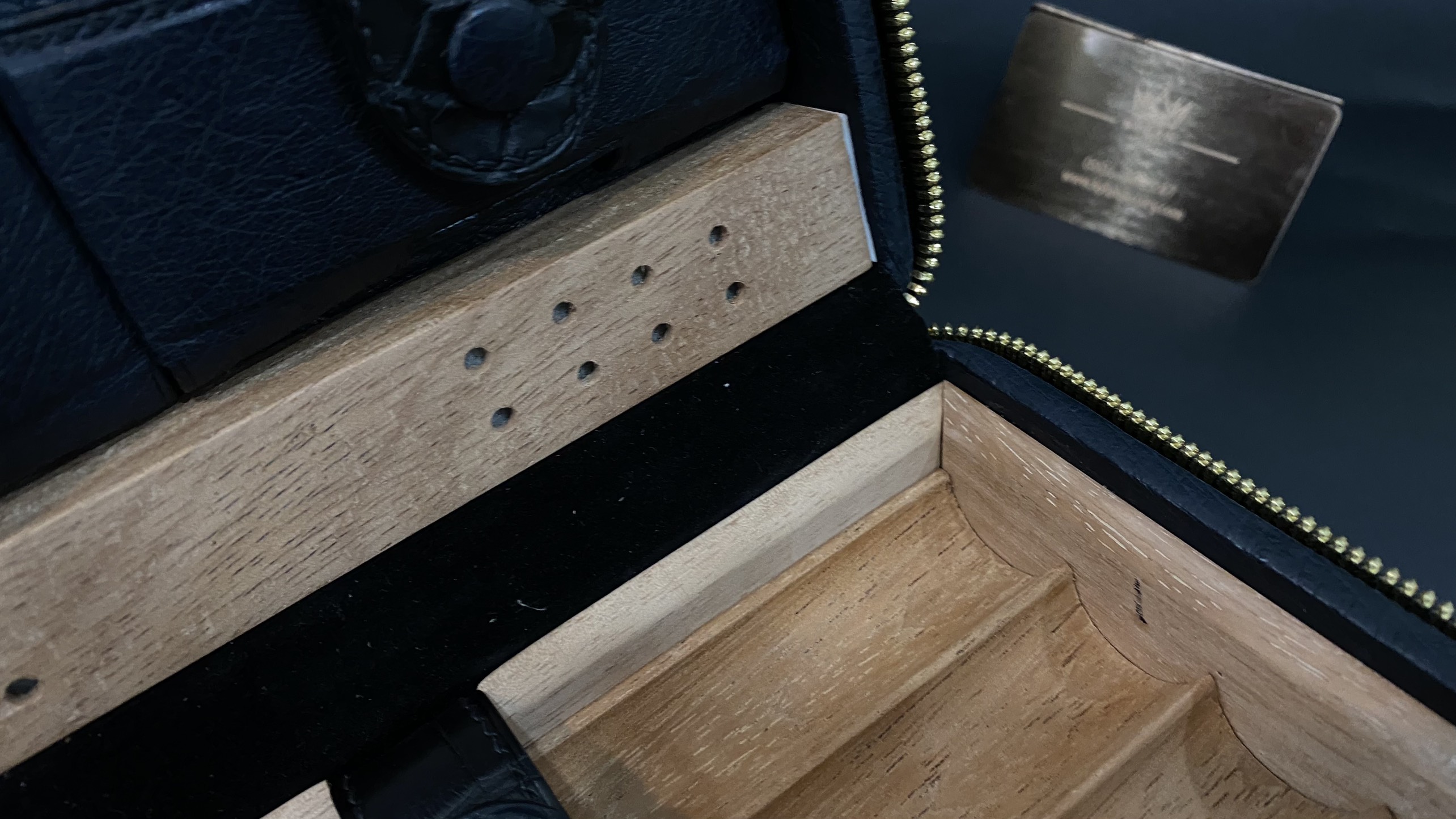 Hộp đựng xì gà da đà điểu 3 Kỳ Lân Luxury hop dung xi ga da da dieu 32 Hộp đựng xì gà da đà điểu