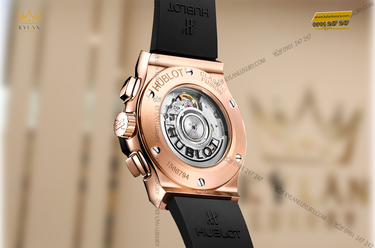 Mặt sau đồng hồ được khắc tên thương hiệu Hublot cực kì tinh xảo