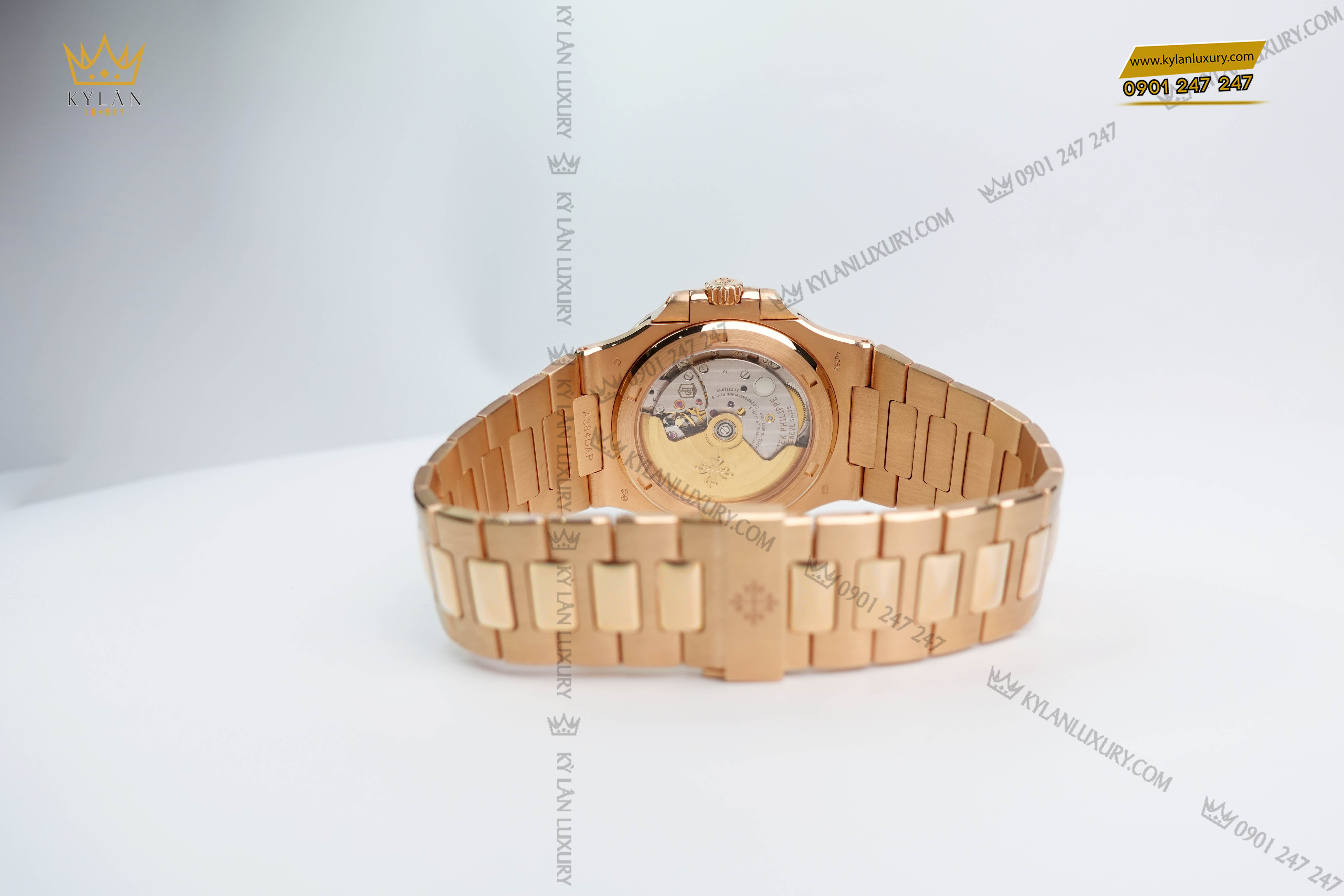  Mặt sau trên dây đồng hồ khắc tên thương hiệu Patek Philippe cực kì tinh xảo