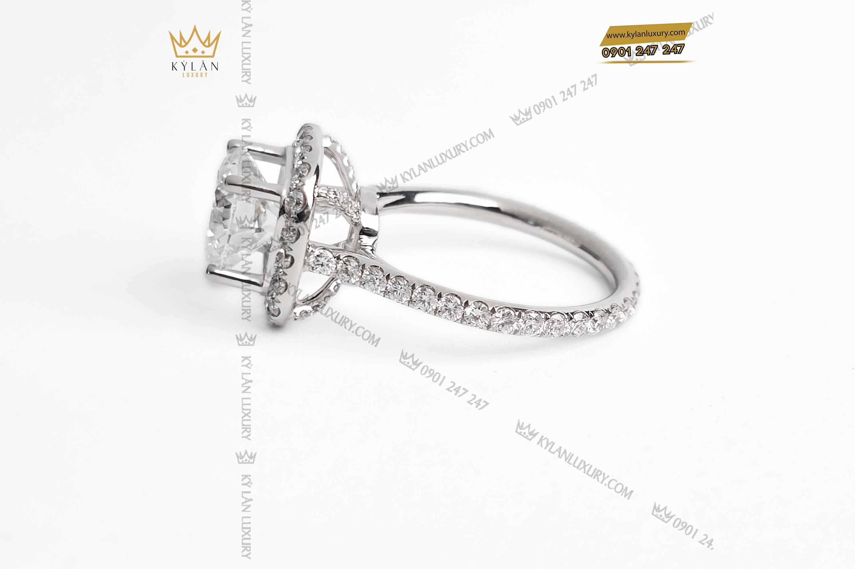 Nhẫn nữ vàng nguyên khối Au750 đính viên chủ 8ly1 5 Kỳ Lân Luxury nhan nu vang nguyen khoi au750 dinh vien chu 8ly1 1 Nhẫn nữ vàng nguyên khối Au750 đính viên chủ 8ly1