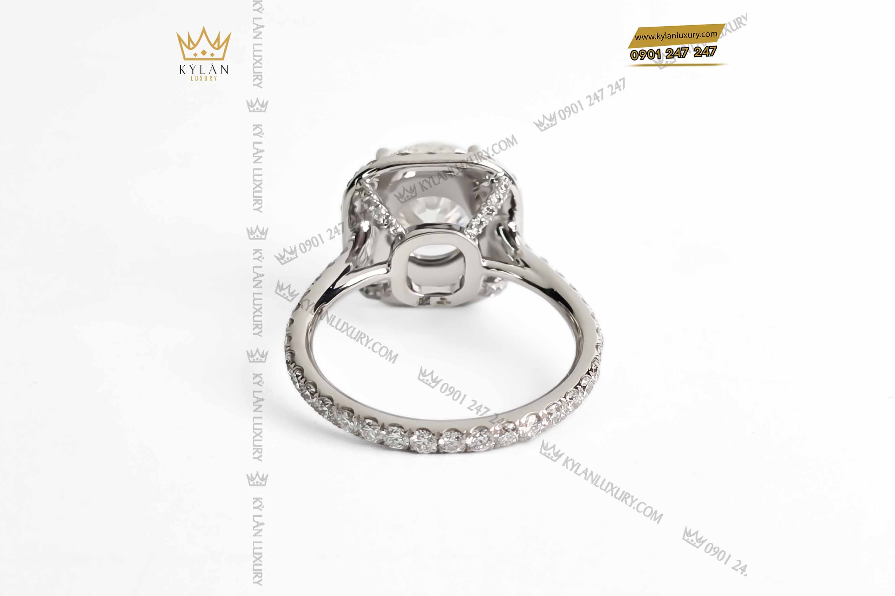 Nhẫn nữ vàng nguyên khối Au750 đính viên chủ 8ly1 6 Kỳ Lân Luxury nhan nu vang nguyen khoi au750 dinh vien chu 8ly1 2 Nhẫn nữ vàng nguyên khối Au750 đính viên chủ 8ly1