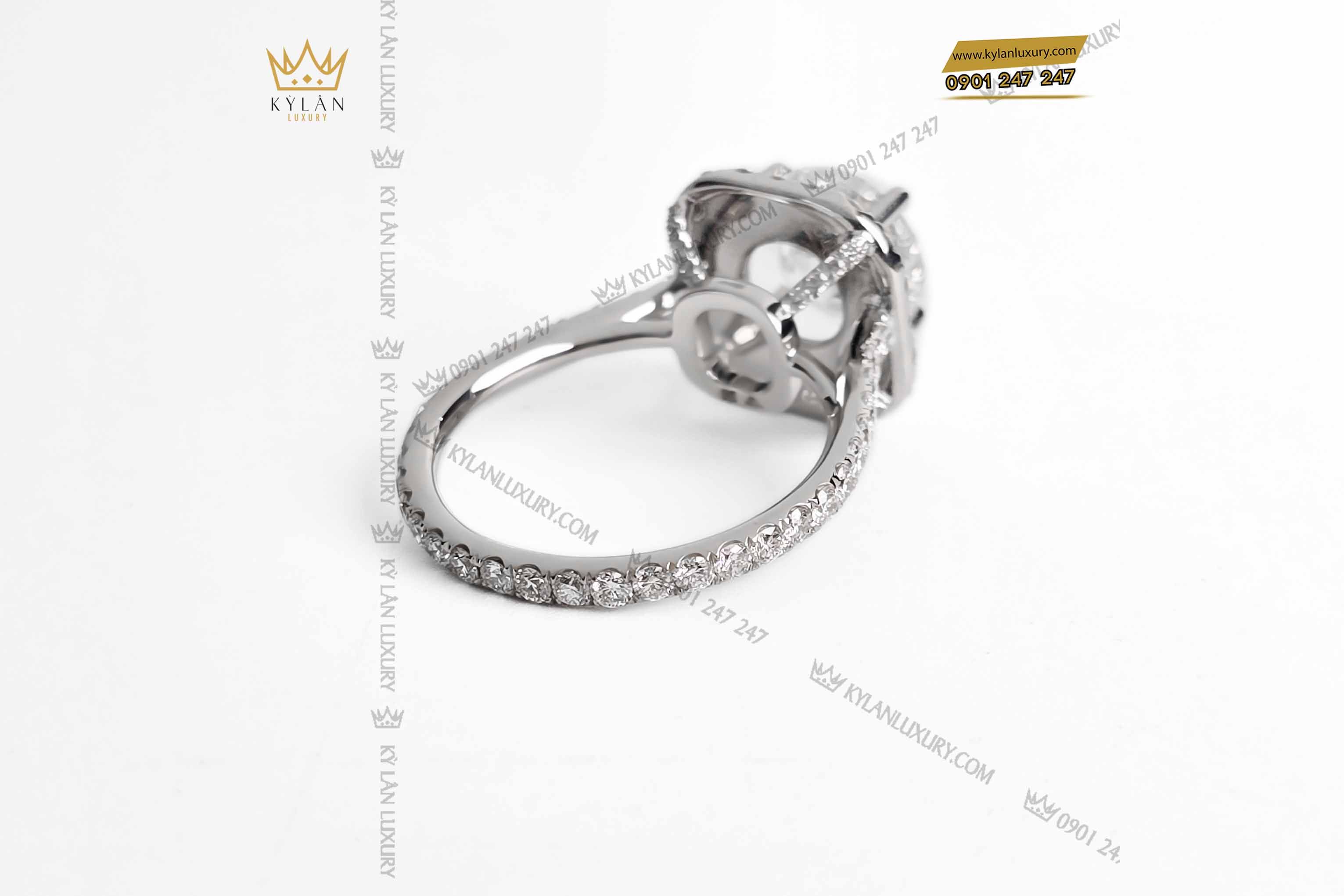 Nhẫn nữ vàng nguyên khối Au750 đính viên chủ 8ly1 7 Kỳ Lân Luxury nhan nu vang nguyen khoi au750 dinh vien chu 8ly1 3 Nhẫn nữ vàng nguyên khối Au750 đính viên chủ 8ly1