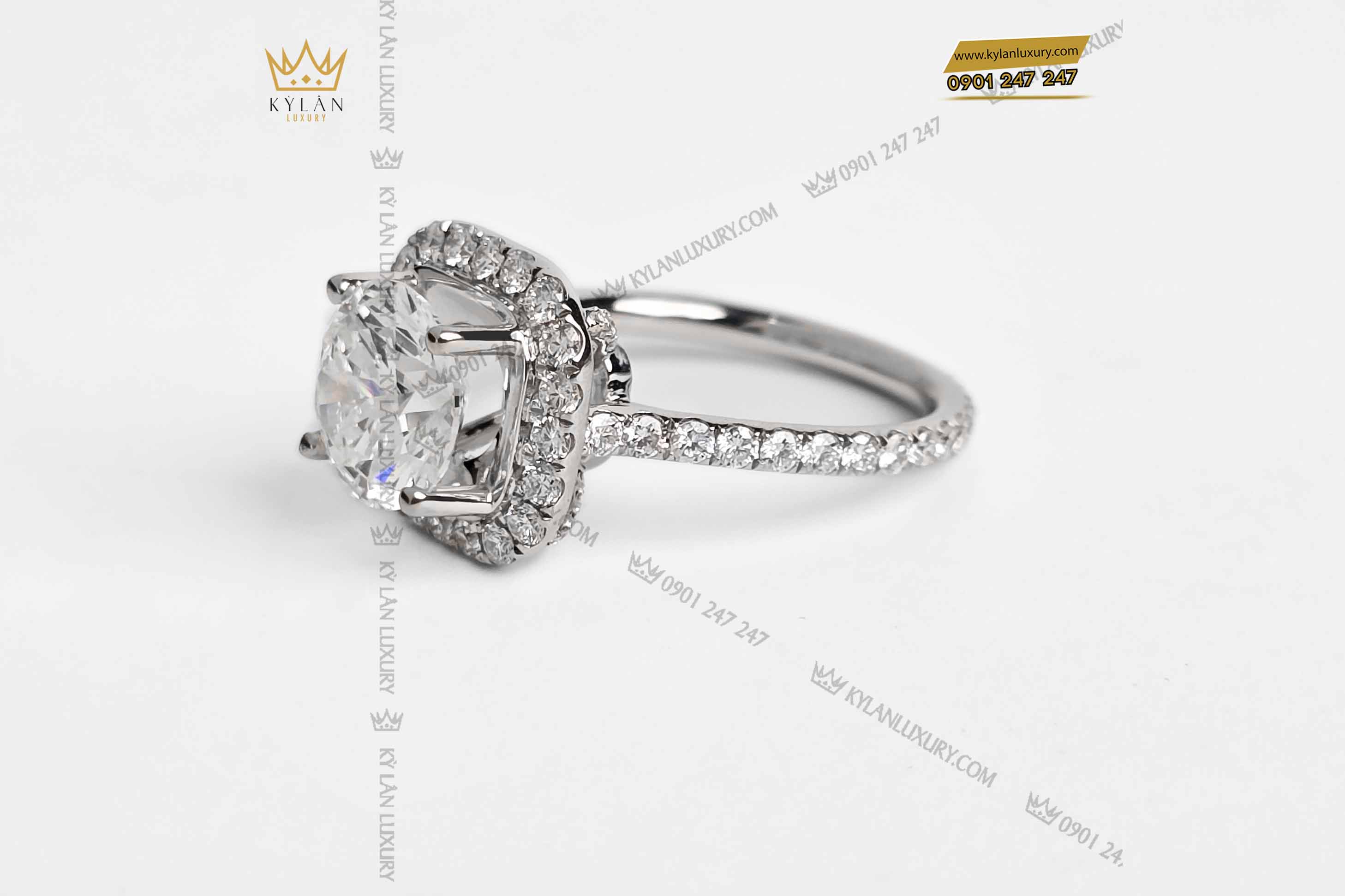 Nhẫn nữ vàng nguyên khối Au750 đính viên chủ 8ly1 2 Viên kim cương chủ 8ly1 – Biểu tượng của sự viên mãn, giúp quý khách luôn tỏa sáng trong mọi ánh nhìn