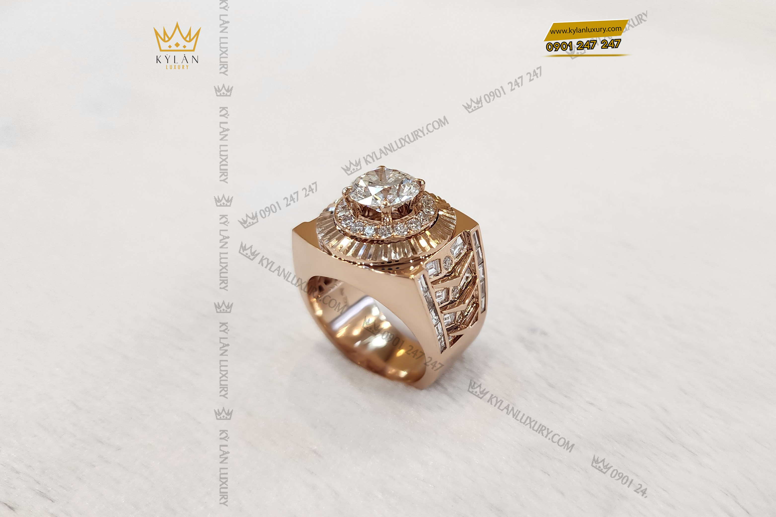 Nổi bật trên vỏ nhẫn là kim cương đính theo logo thương hiệu Vertu