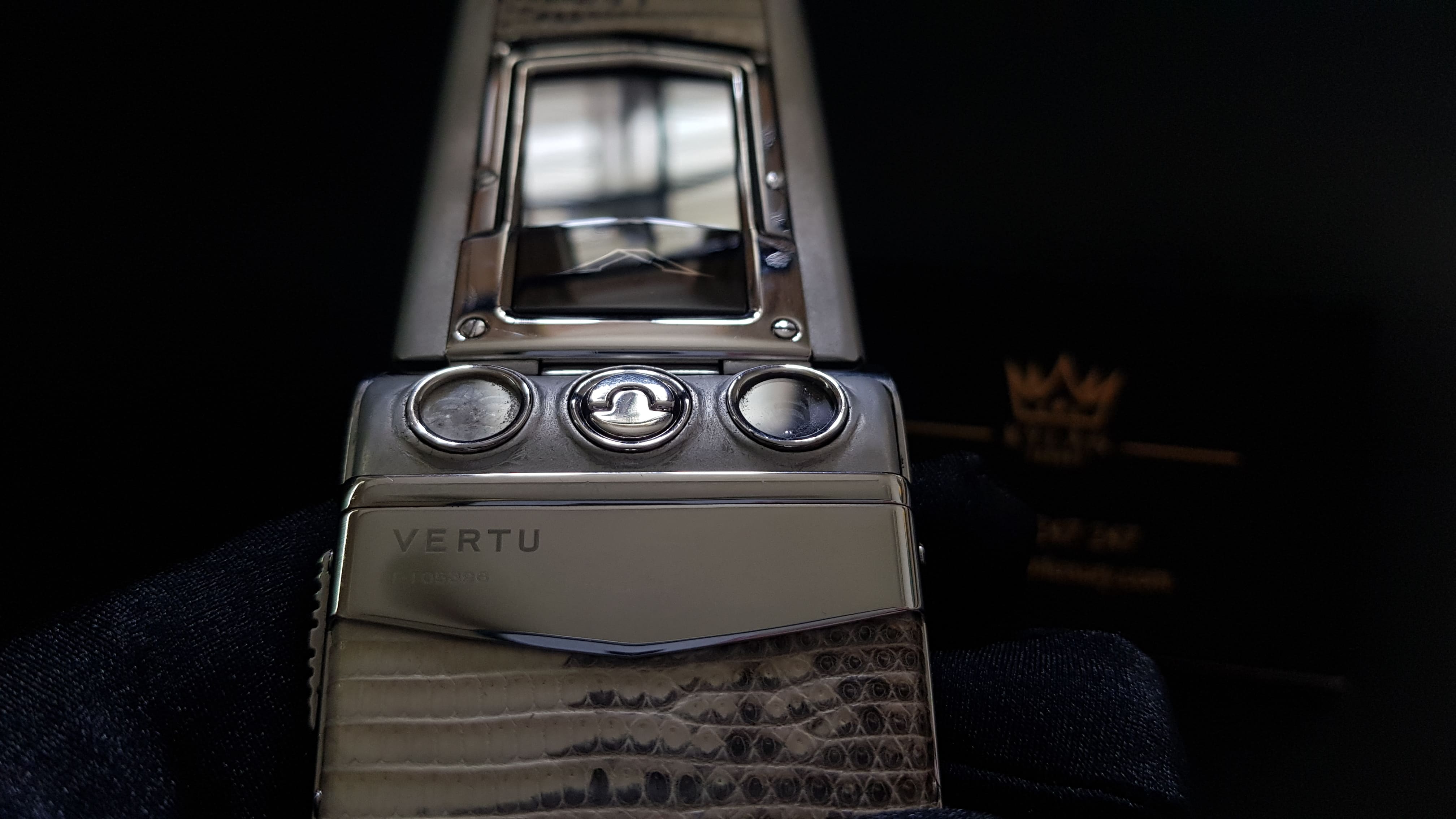 Vertu Ayxta bật nắp da cá sấu bạch tạng 23 Kỳ Lân Luxury vertu ayxta bat nap da ca sau bach tang 24 Vertu Ayxta bật nắp da cá sấu bạch tạng