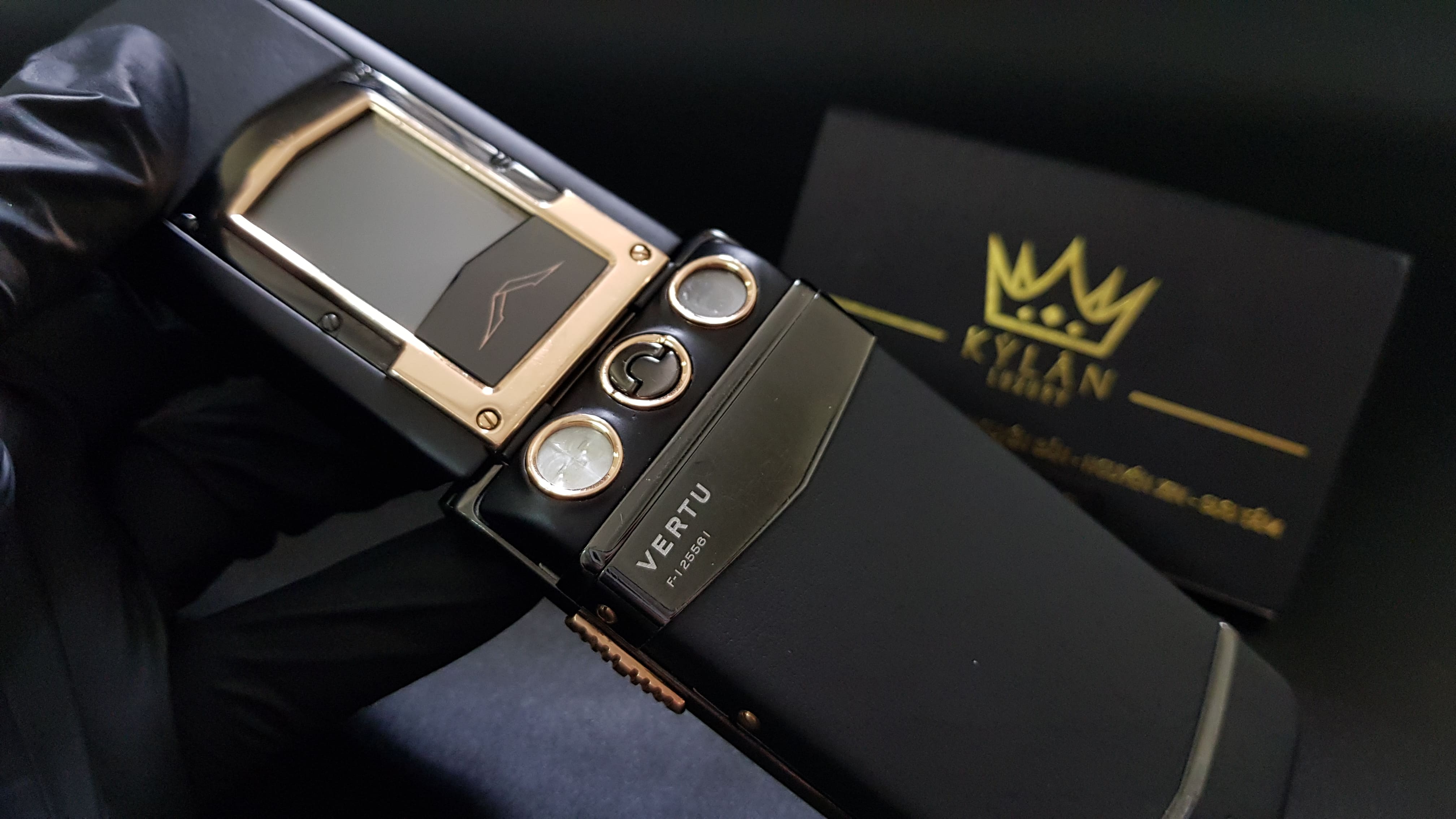 Vertu Ayxta điểm vàng siêu hiếm xuất hiện 4 Kỳ Lân Luxury vertu ayxta diem vang sieu hiem 26 Vertu Ayxta điểm vàng siêu hiếm xuất hiện