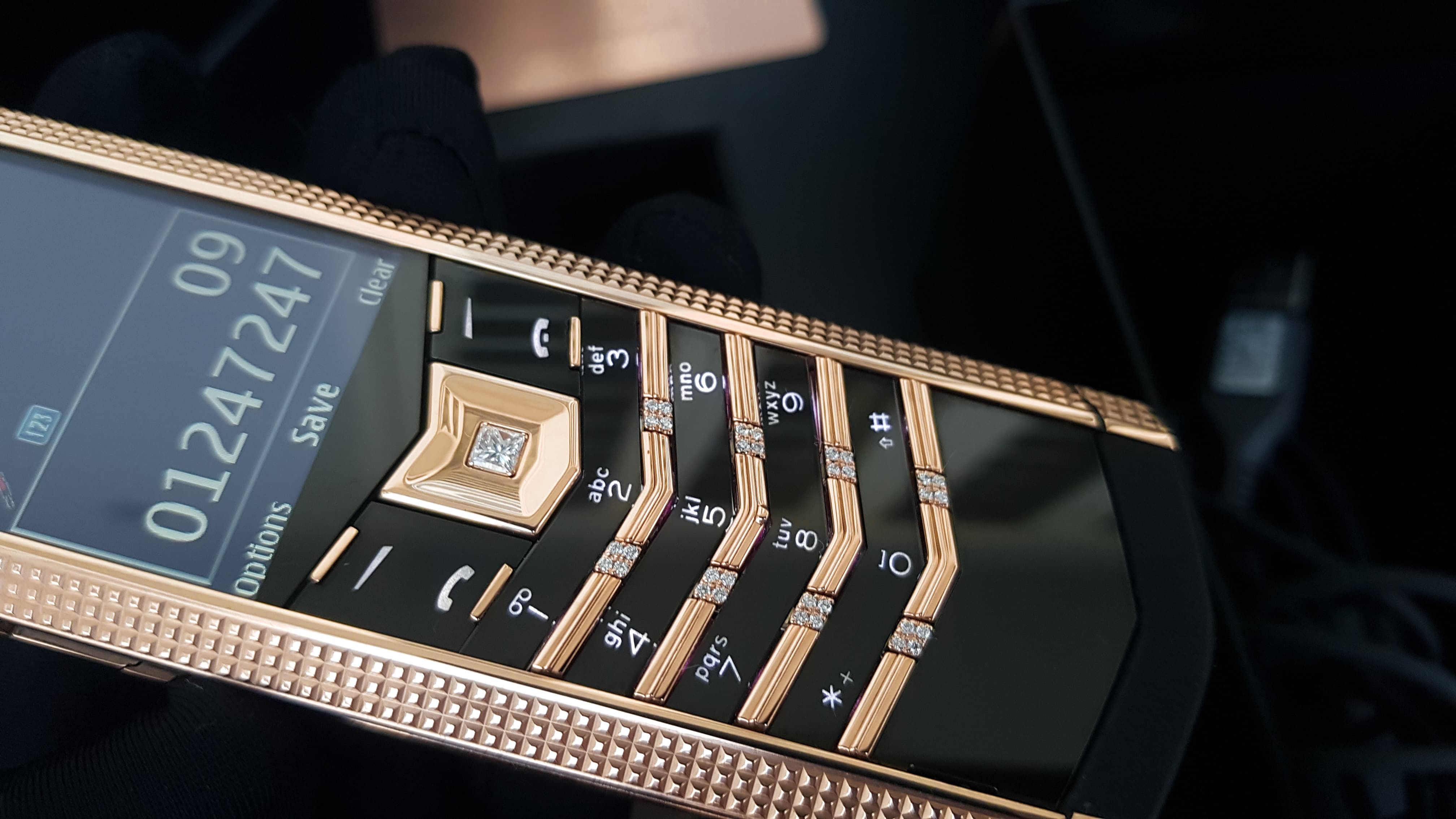 Vertu Signature S Clous De Paris Gold Mix Diamond 37 Kỳ Lân Luxury vertu signature s cloud de paris gold mix diamond 10 ba4b8f75 066f 4b86 b934 3792bc0c4d2f Vertu Signature S Clous De Paris Gold Mix Diamond