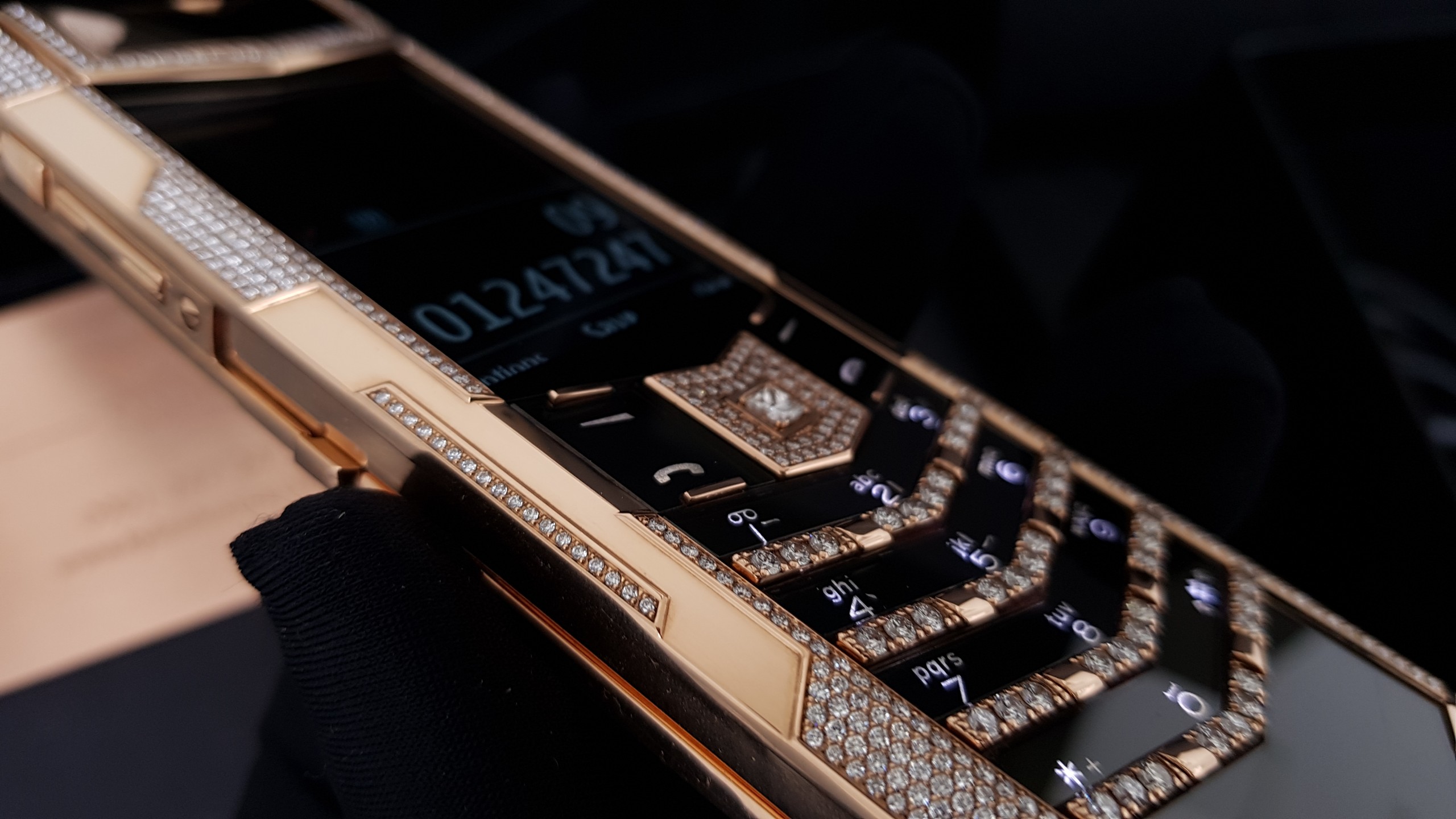 Vertu Signature S Full Gold Mix Diamond Zigzag Alternative 23 Kỳ Lân Luxury vertu signature s full gold mix diamond zigzag alternative 42 Vertu Signature S Full Gold Mix Diamond Zigzag Alternative