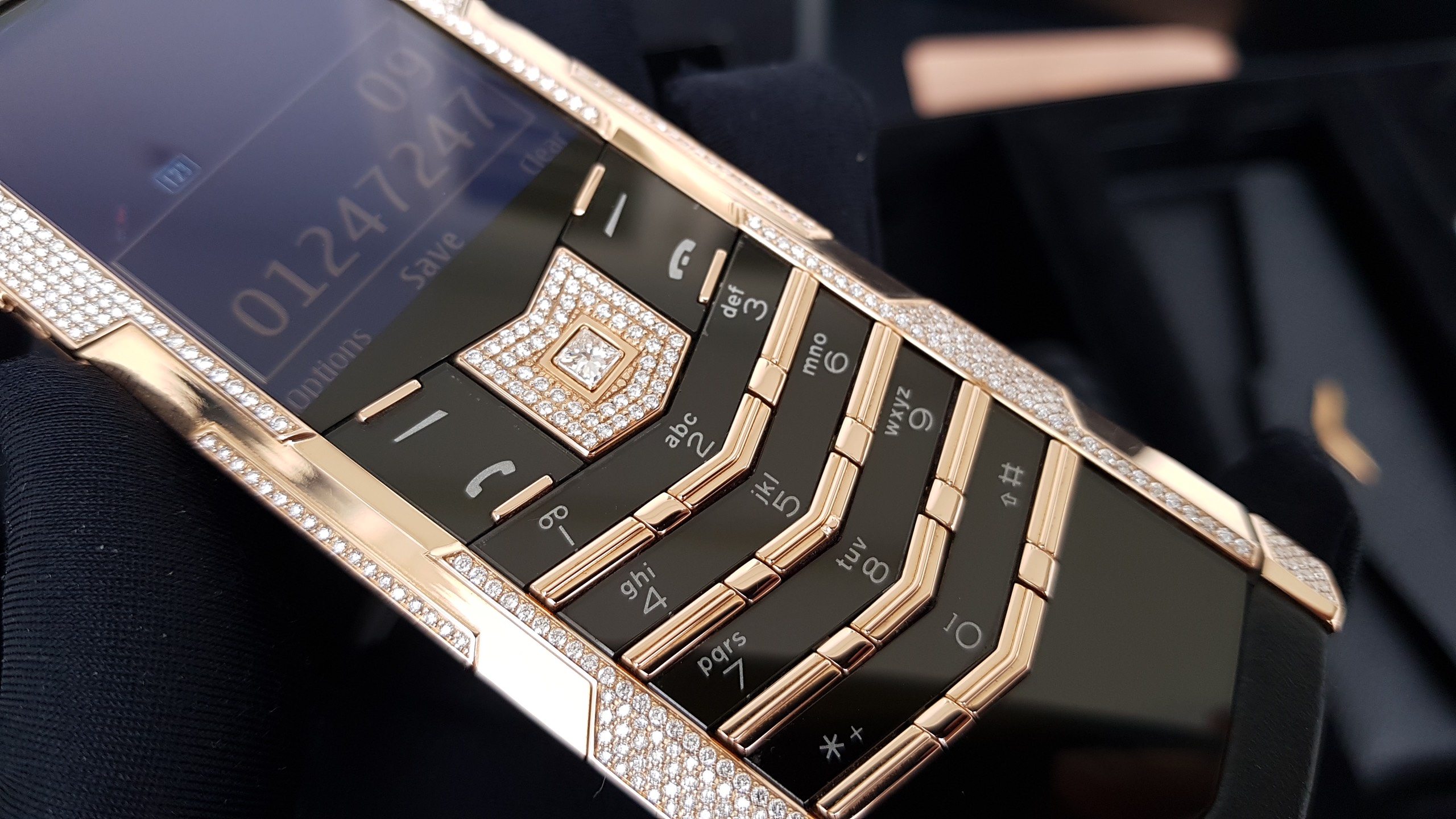 Vertu Signature S Gold Zigzag Mix Diamond 41 Kỳ Lân Luxury vertu signature s gold ziczag mix diamond 13 Vertu Signature S Gold Zigzag Mix Diamond