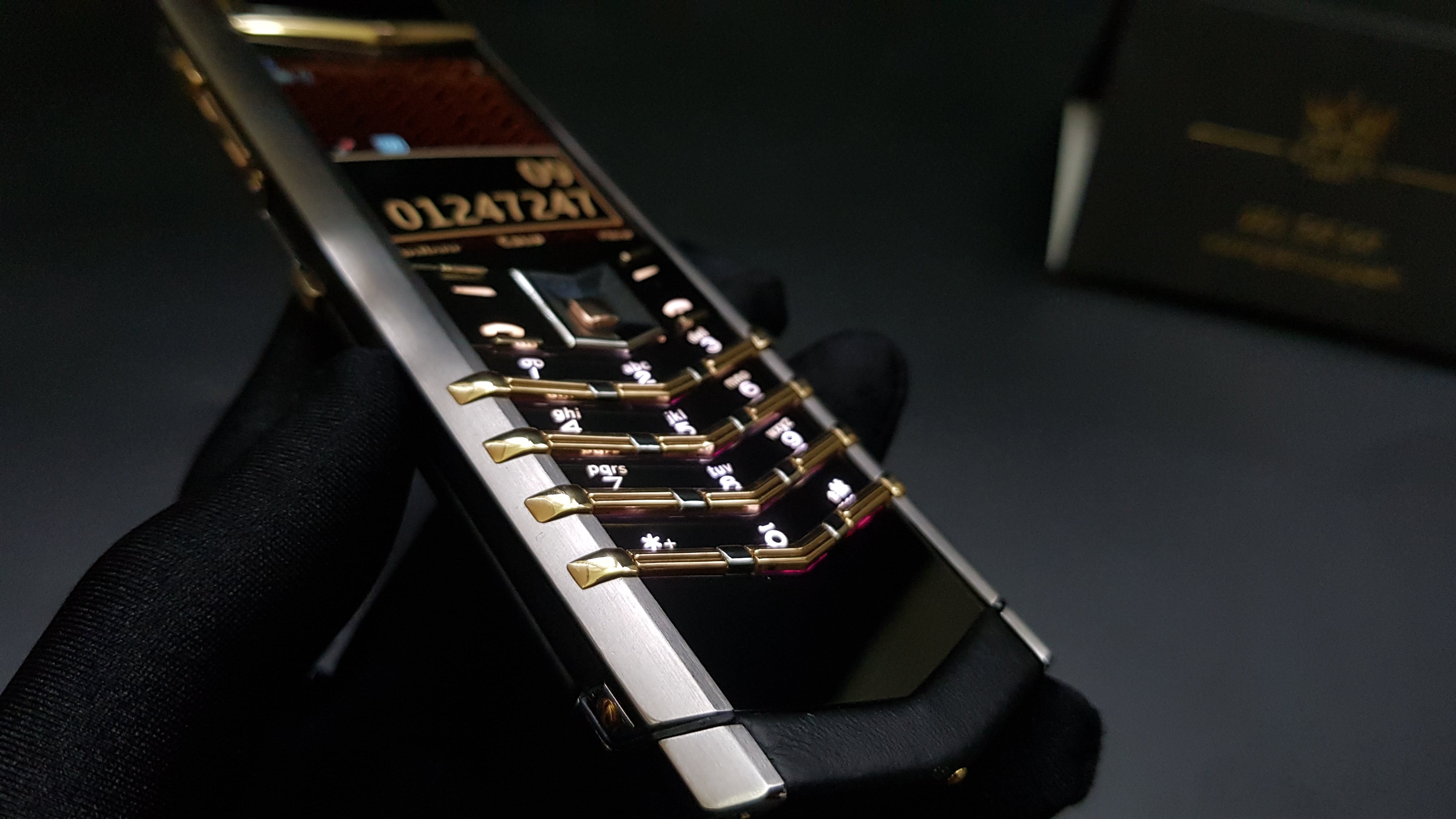 Vertu Signature S thép da đen điểm vàng 32 Kỳ Lân Luxury vertu signature s thep da den diem vang 1 Vertu Signature S thép da đen điểm vàng