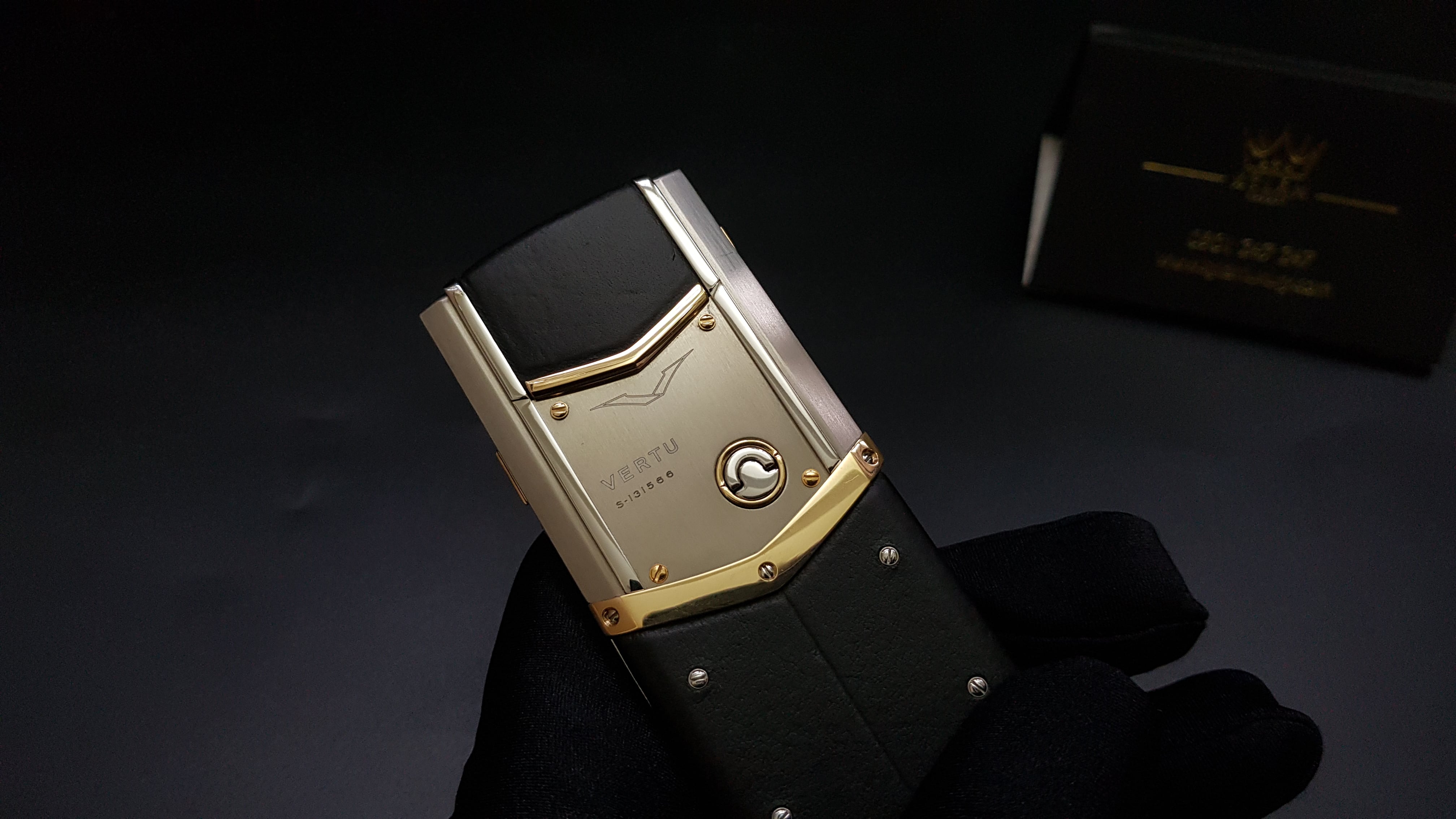 Vertu Signature S thép da đen điểm vàng 30 Kỳ Lân Luxury vertu signature s thep da den diem vang 18 Vertu Signature S thép da đen điểm vàng