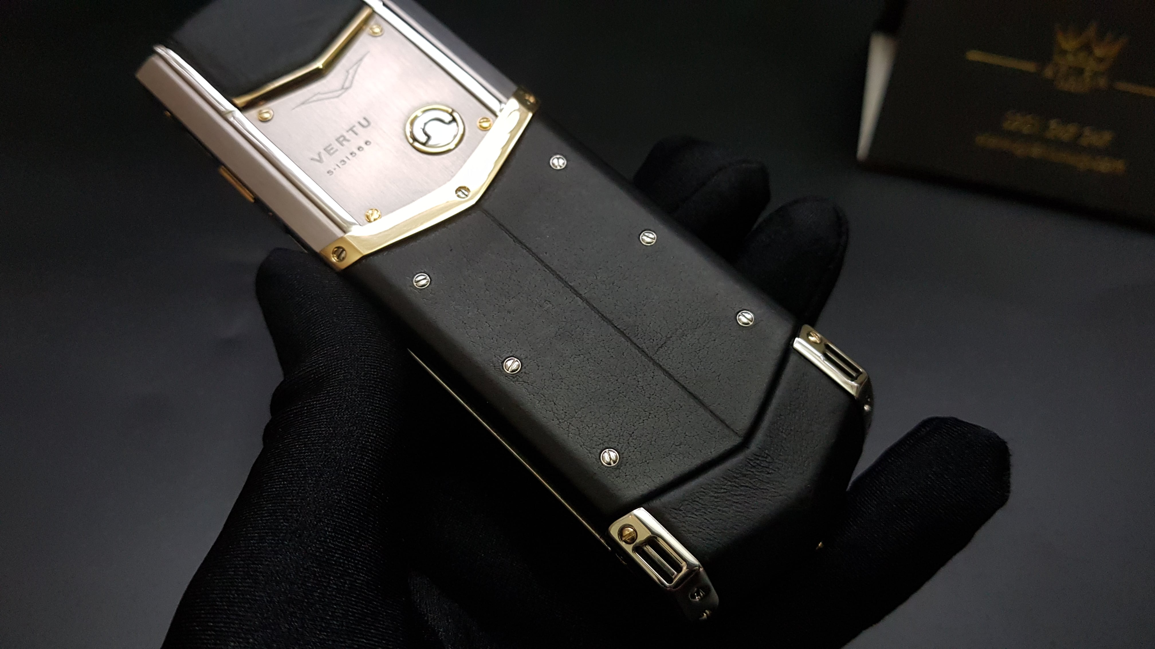 Vertu Signature S thép da đen điểm vàng 16 Kỳ Lân Luxury vertu signature s thep da den diem vang 24 Vertu Signature S thép da đen điểm vàng