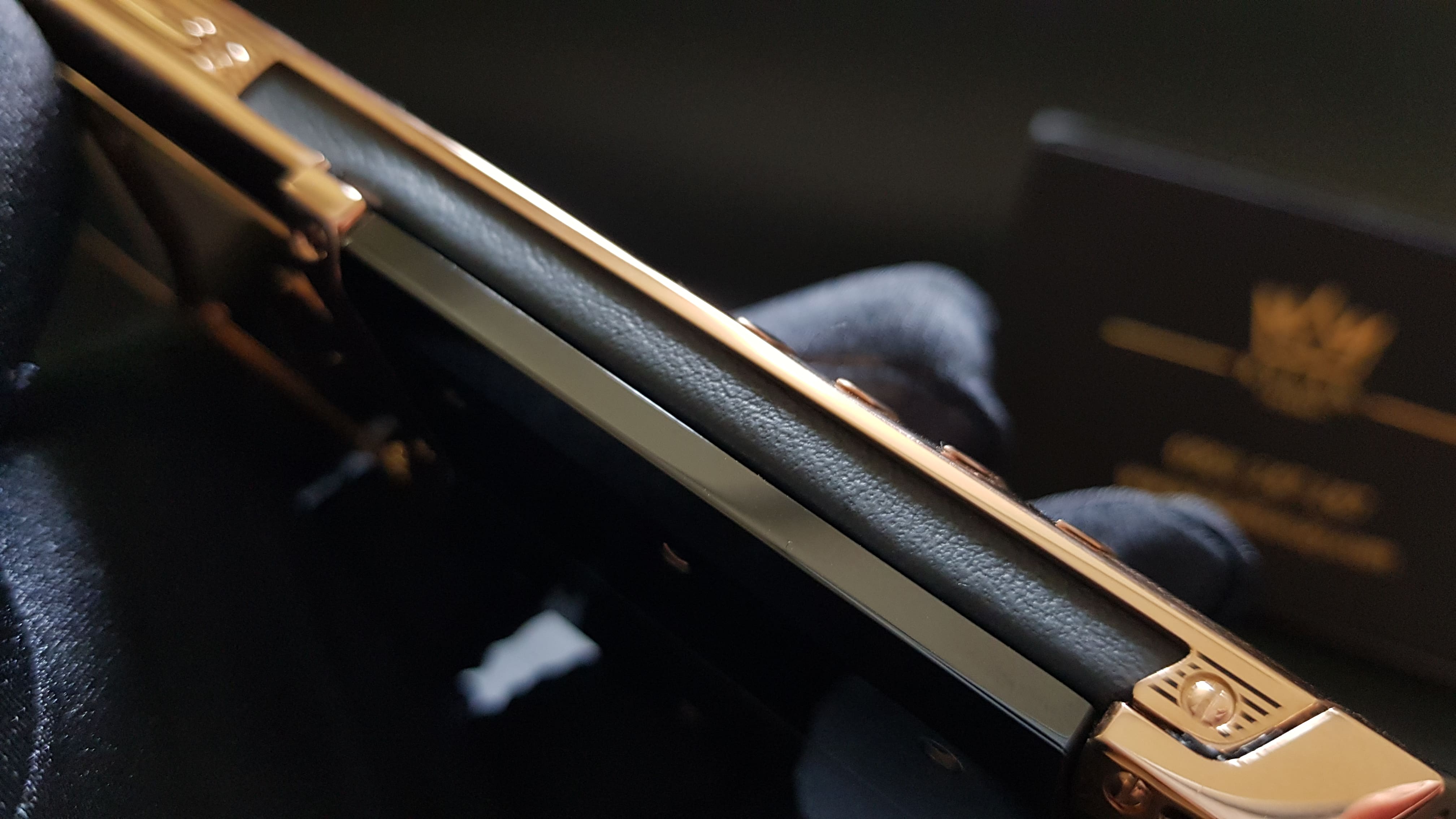 Vertu Signature S vàng khối chính hãng 18k lưng đá 30 Kỳ Lân Luxury vertu signature s vang khoi 18k lung da 22 Vertu Signature S vàng khối chính hãng 18k lưng đá