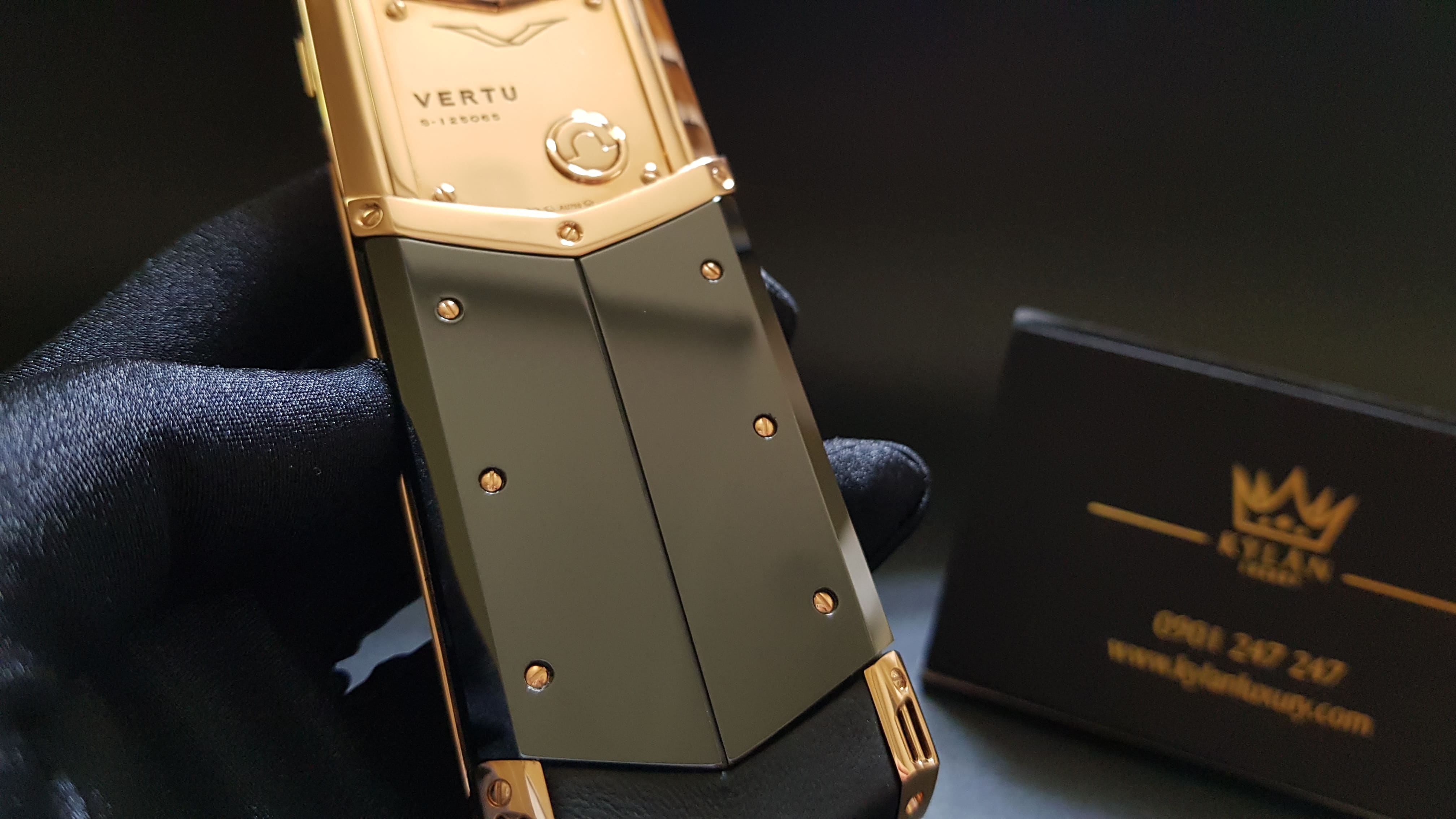 Vertu Signature S vàng khối chính hãng 18k lưng đá 19 Kỳ Lân Luxury vertu signature s vang khoi 18k lung da 31 Vertu Signature S vàng khối chính hãng 18k lưng đá