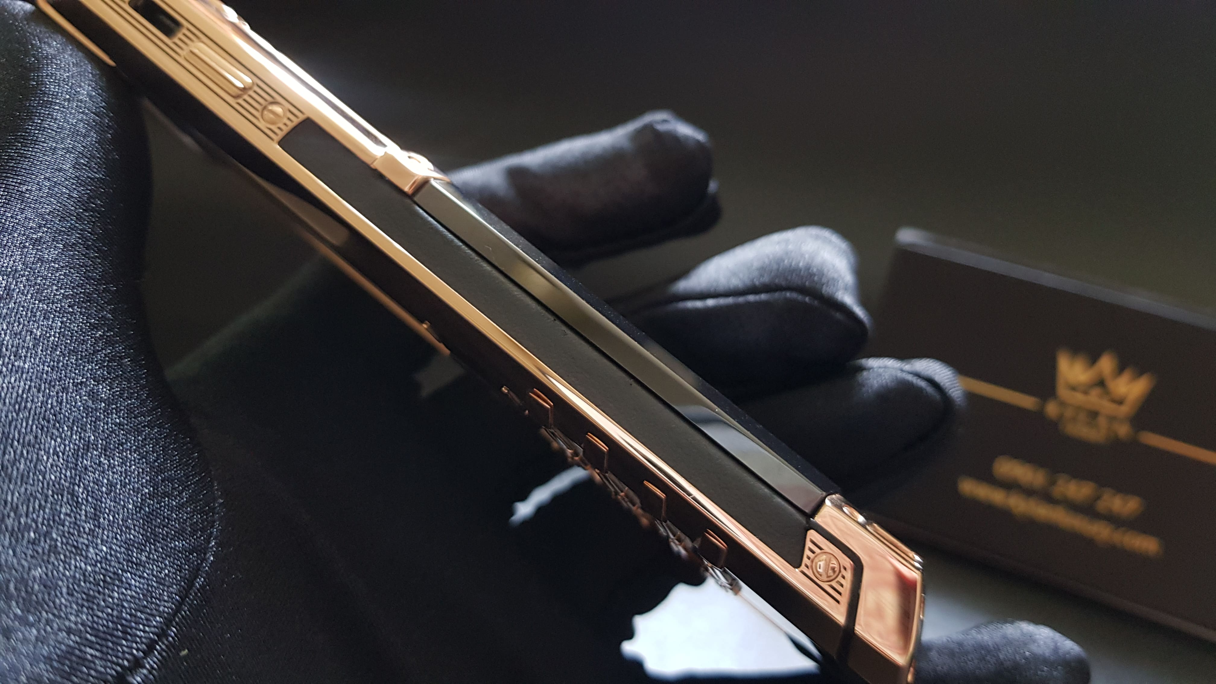 Vertu Signature S vàng khối chính hãng 18k lưng đá 4 Kỳ Lân Luxury vertu signature s vang khoi 18k lung da 36 Vertu Signature S vàng khối chính hãng 18k lưng đá