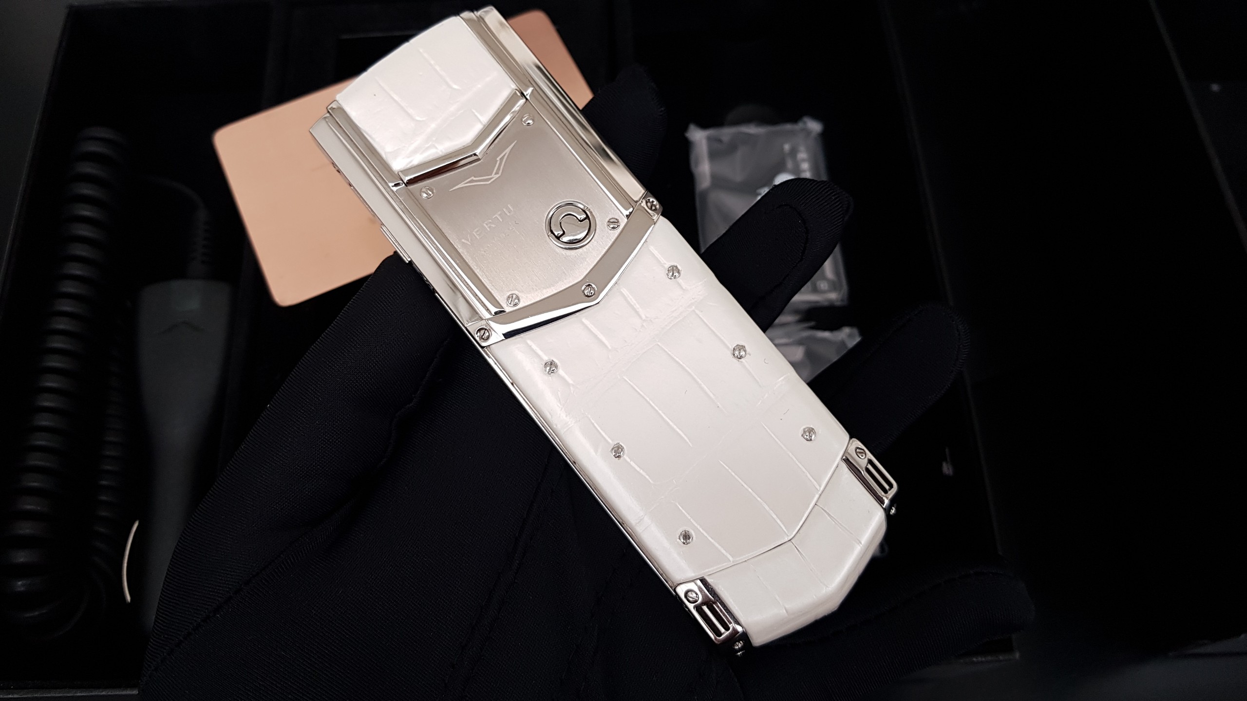 Vertu Signature S White Mother Of Pearl 39 Kỳ Lân Luxury vertu signature s white mother of pearl 11 65206049 0c6e 48f0 be6b 9724594a94e8 Vertu Signature S White Mother Of Pearl