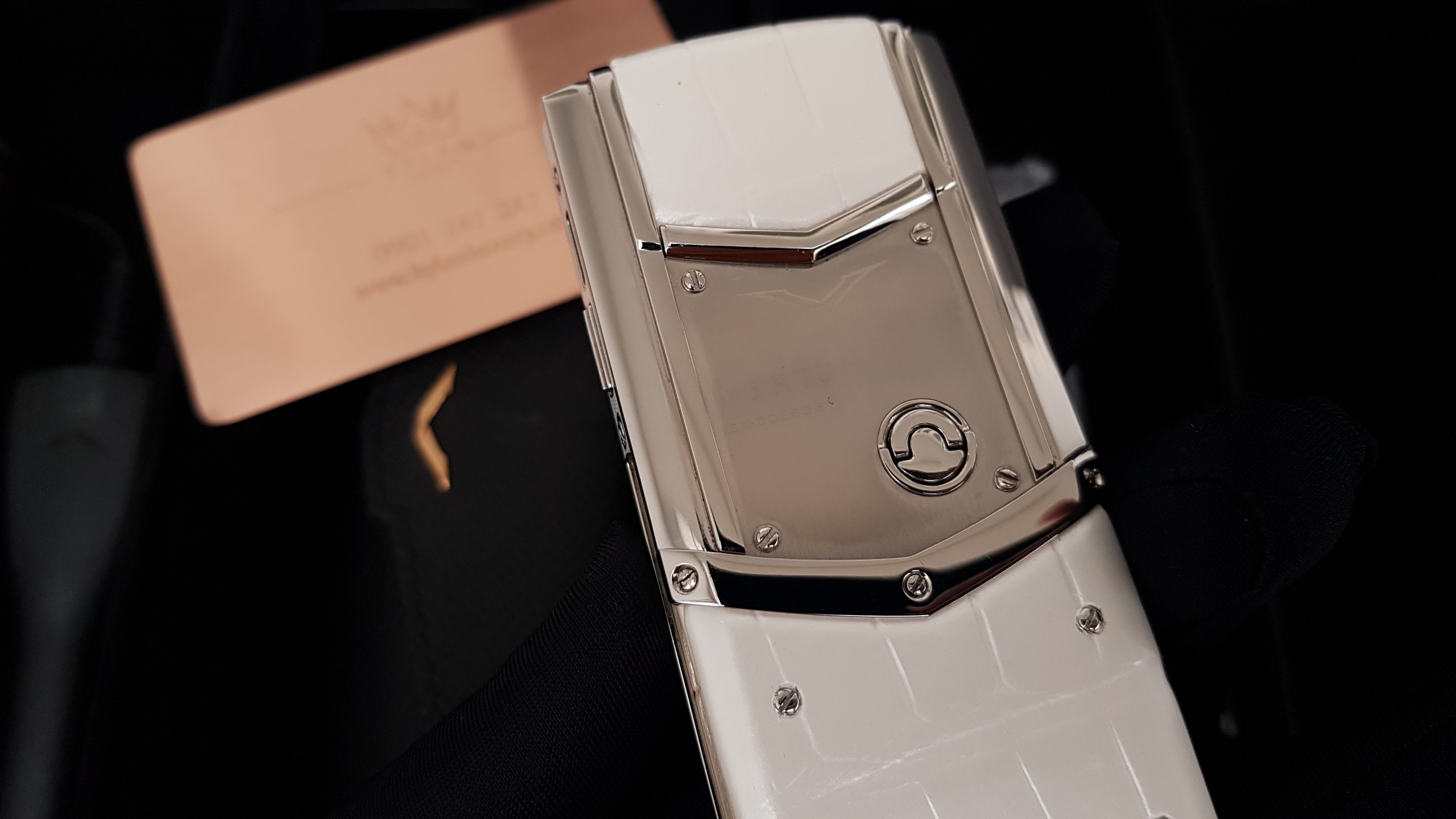 Vertu Signature S White Mother Of Pearl 24 Kỳ Lân Luxury vertu signature s white mother of pearl 16 8878e0d4 43bf 41c9 86ee f9a30cf529f3 Vertu Signature S White Mother Of Pearl