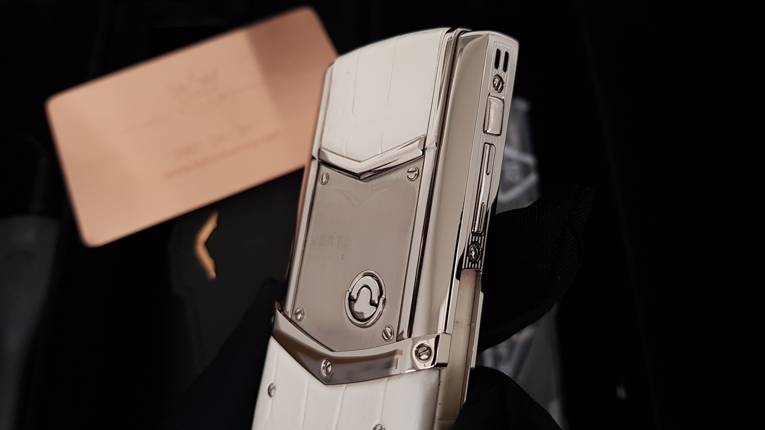 Vertu Signature S White Mother Of Pearl 25 Kỳ Lân Luxury vertu signature s white mother of pearl 17 fe6b8cd4 1fff 4a8b 9a3b 29f2d3e0f963 Vertu Signature S White Mother Of Pearl