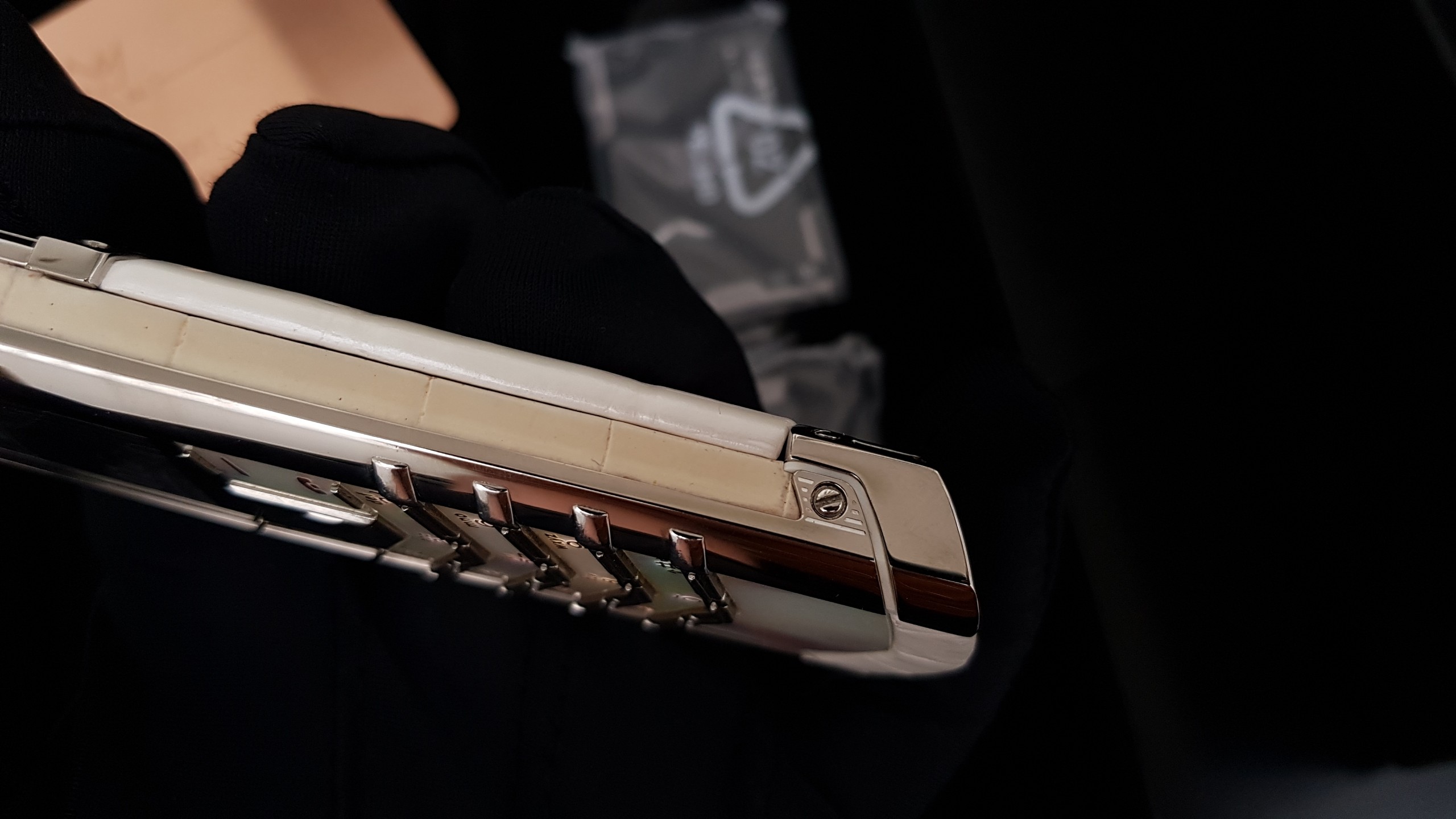 Vertu Signature S White Mother Of Pearl 28 Kỳ Lân Luxury vertu signature s white mother of pearl 20 ffa56167 3f55 464f 87fd ec0799e67258 Vertu Signature S White Mother Of Pearl