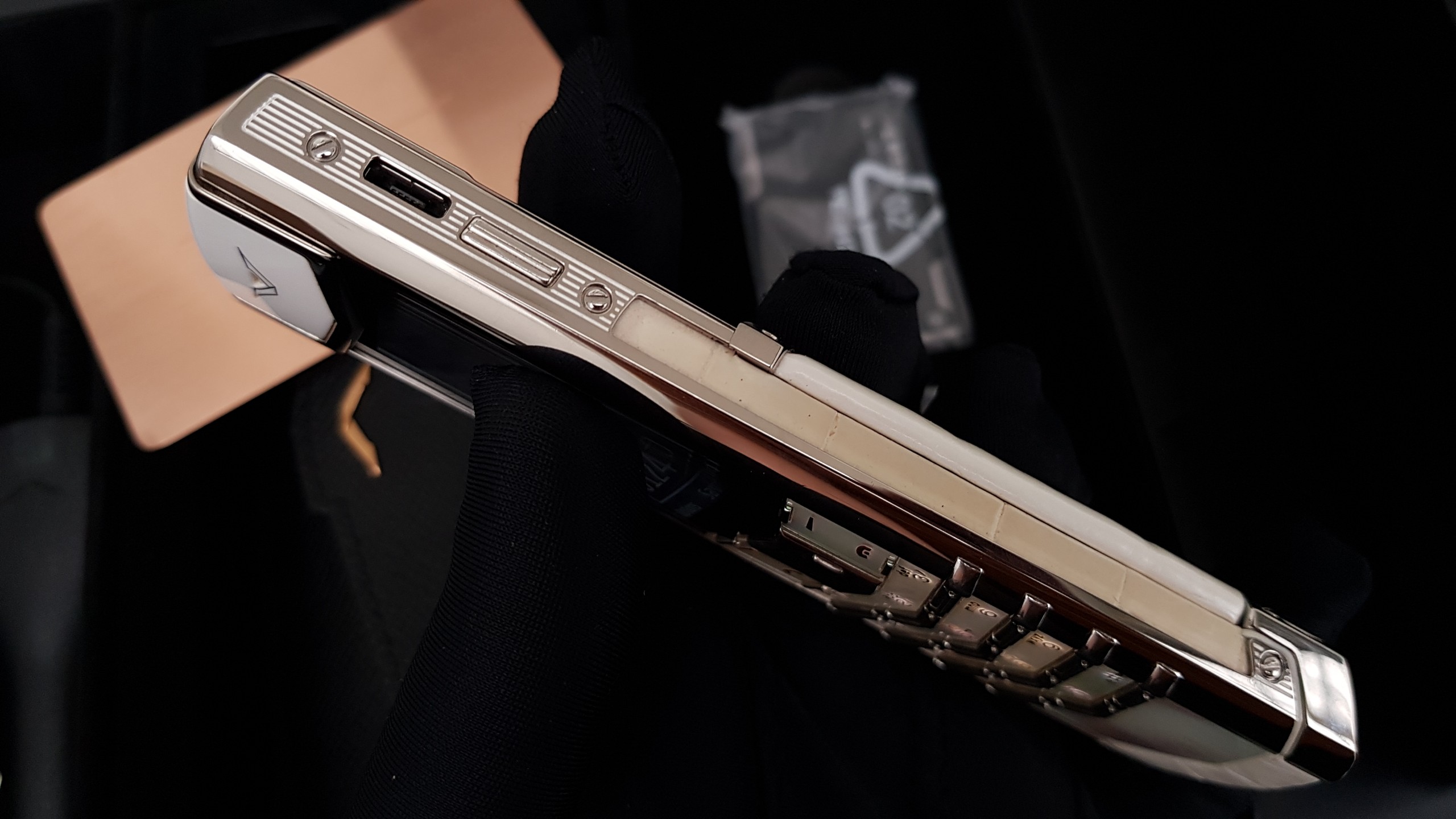 Vertu Signature S White Mother Of Pearl 30 Kỳ Lân Luxury vertu signature s white mother of pearl 22 9d392960 15c5 46e4 bd24 32be69cc1ee5 Vertu Signature S White Mother Of Pearl