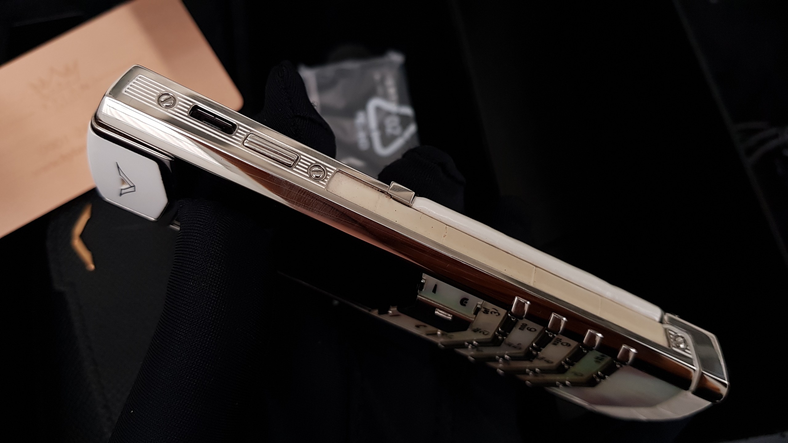 Vertu Signature S White Mother Of Pearl 18 Kỳ Lân Luxury vertu signature s white mother of pearl 30 a48e6355 8bb9 4370 a2f8 922d0892c7d3 Vertu Signature S White Mother Of Pearl