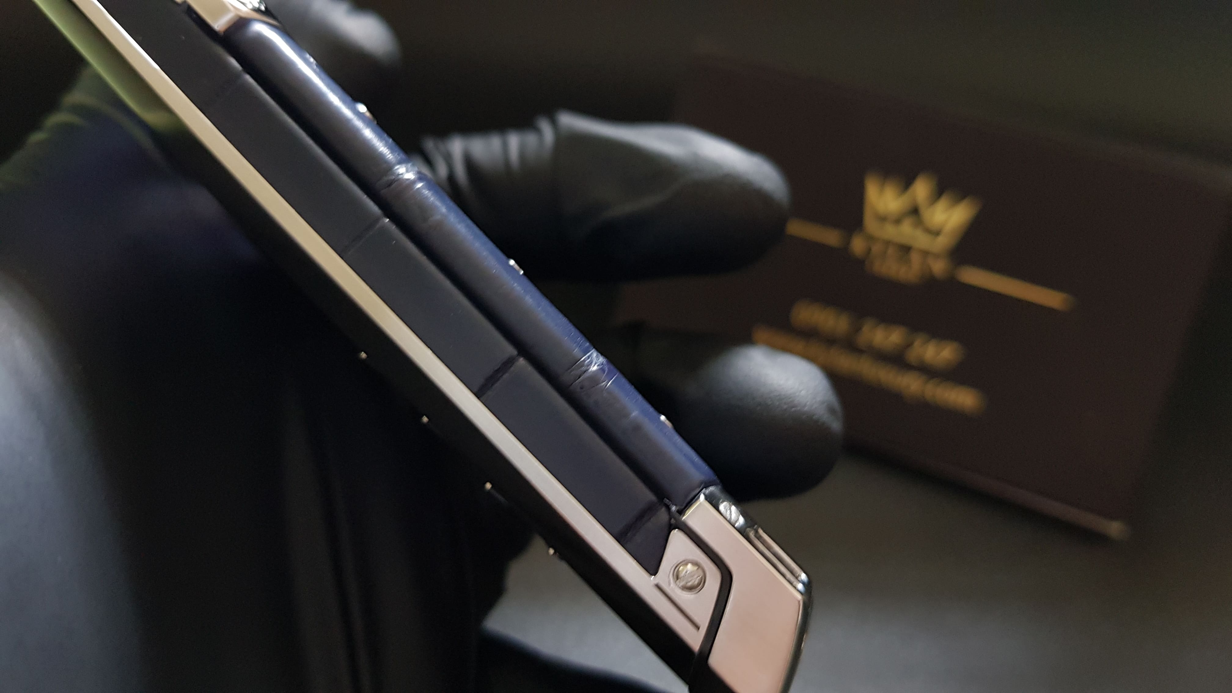 Vertu Signature S Xanh Navy bọc da cá sấu đẹp siêu cấp 20 Kỳ Lân Luxury vertu signature s xanh navy boc da ca sau sieu cap 31 Vertu Signature S Xanh Navy bọc da cá sấu đẹp siêu cấp