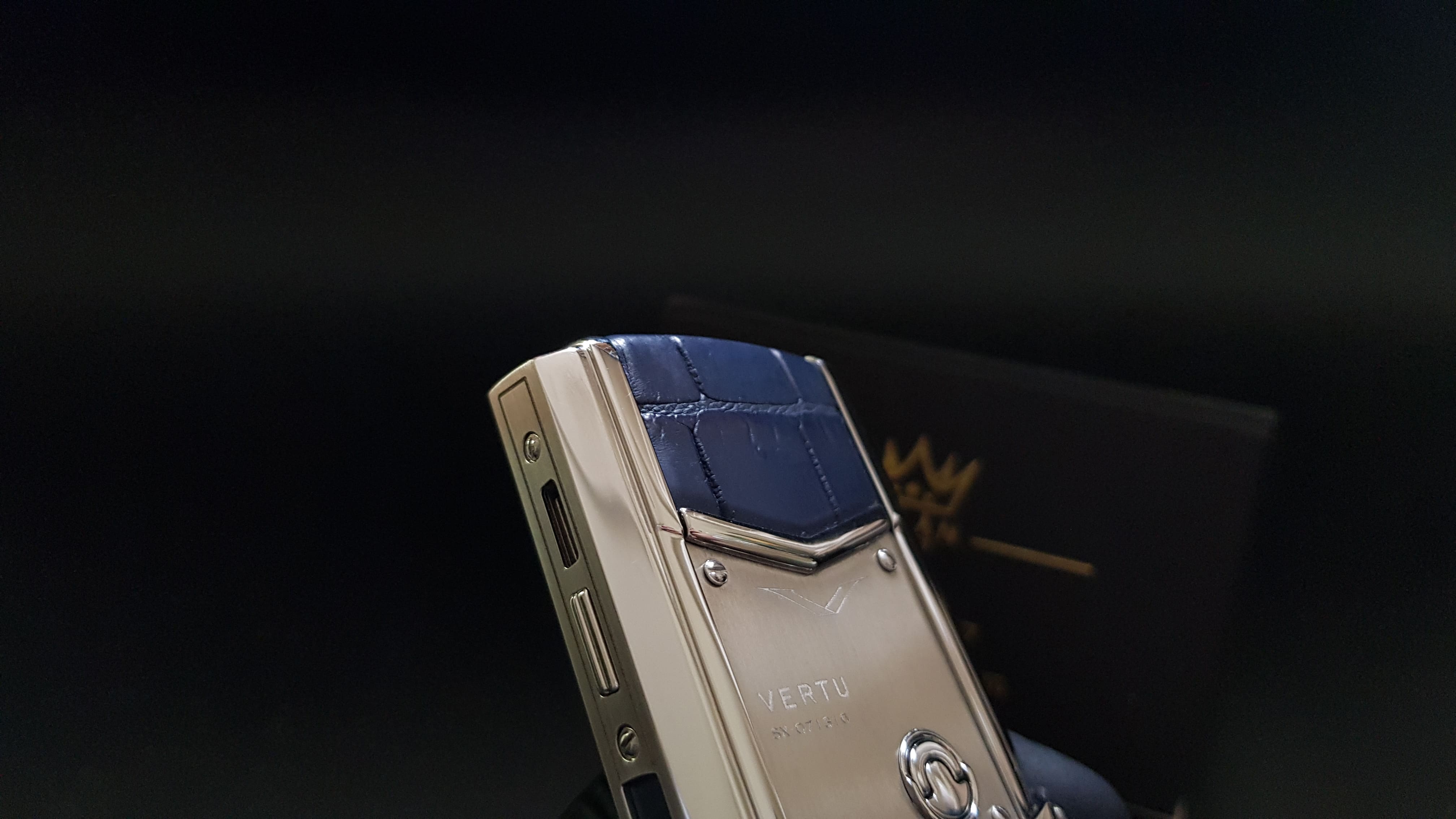 Vertu Signature S Xanh Navy bọc da cá sấu đẹp siêu cấp 9 Kỳ Lân Luxury vertu signature s xanh navy boc da ca sau sieu cap 38 Vertu Signature S Xanh Navy bọc da cá sấu đẹp siêu cấp