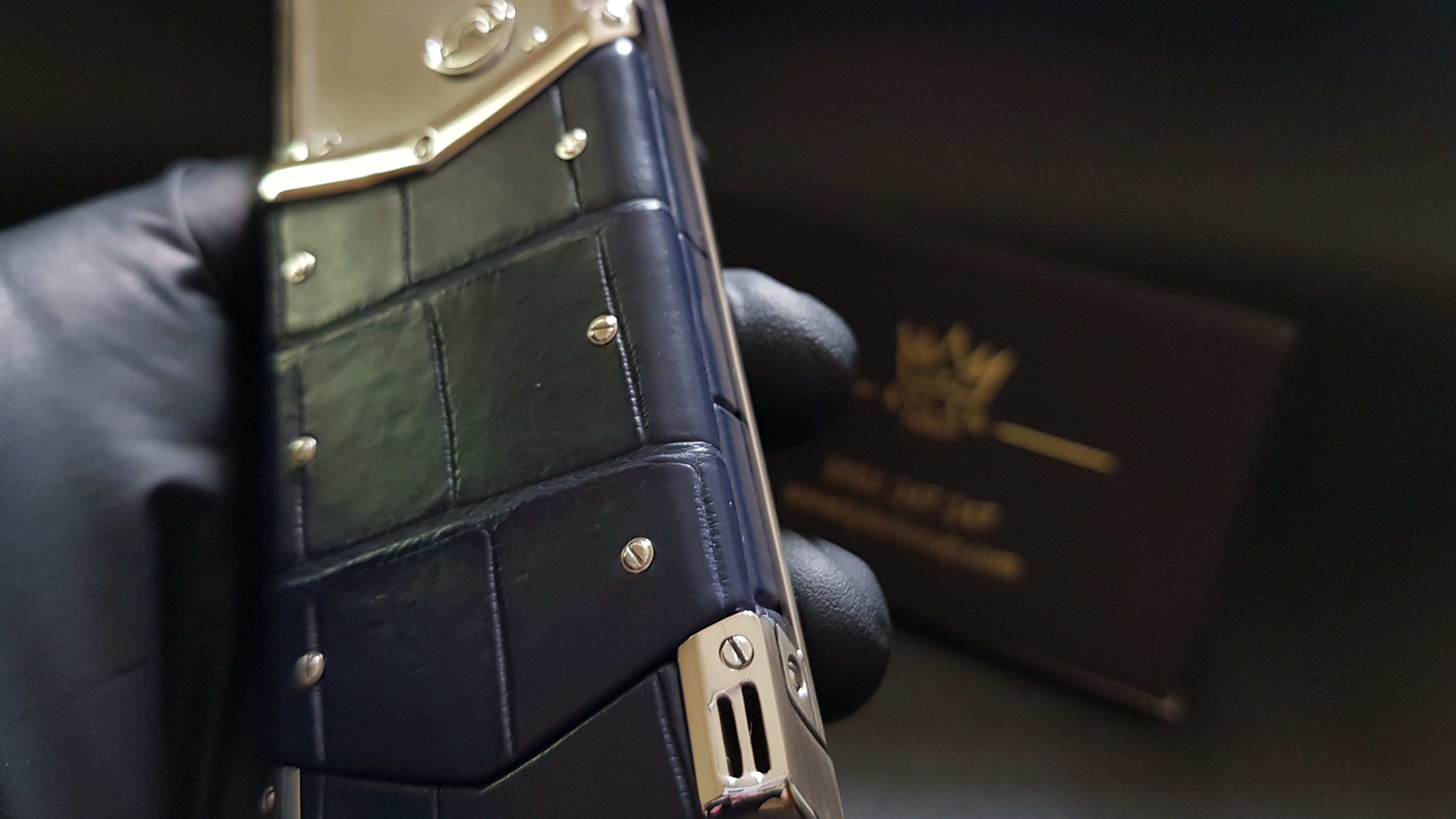 Vertu Signature S Xanh Navy bọc da cá sấu đẹp siêu cấp 3 Kỳ Lân Luxury vertu signature s xanh navy boc da ca sau sieu cap 44 Vertu Signature S Xanh Navy bọc da cá sấu đẹp siêu cấp
