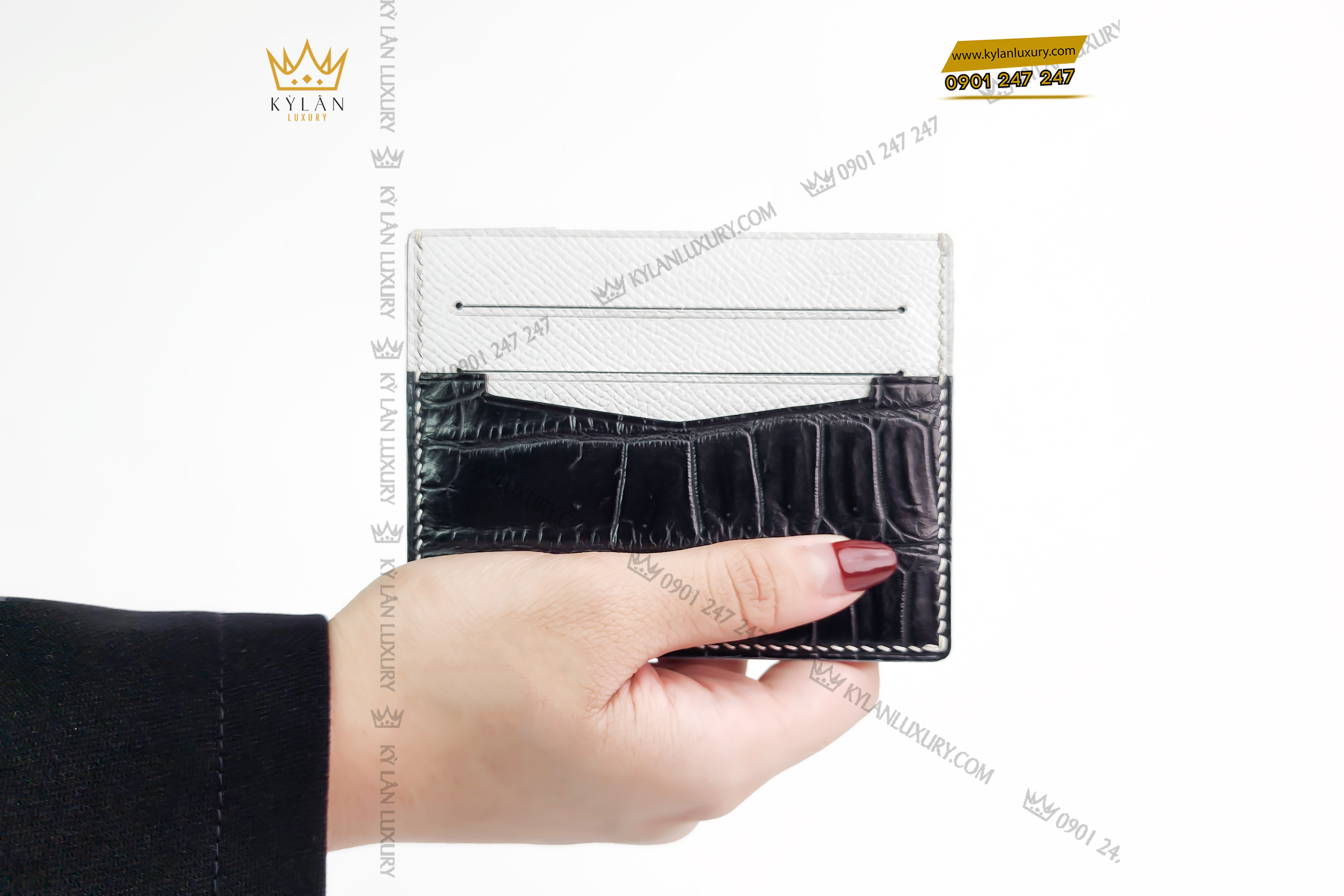 Ví da đựng thẻ da epsom mix da cá alligator màu trắng đen 2 Chiếc ví da với thiết kế các đường bo góc theo chuẩn, tinh tế, sang trọng
