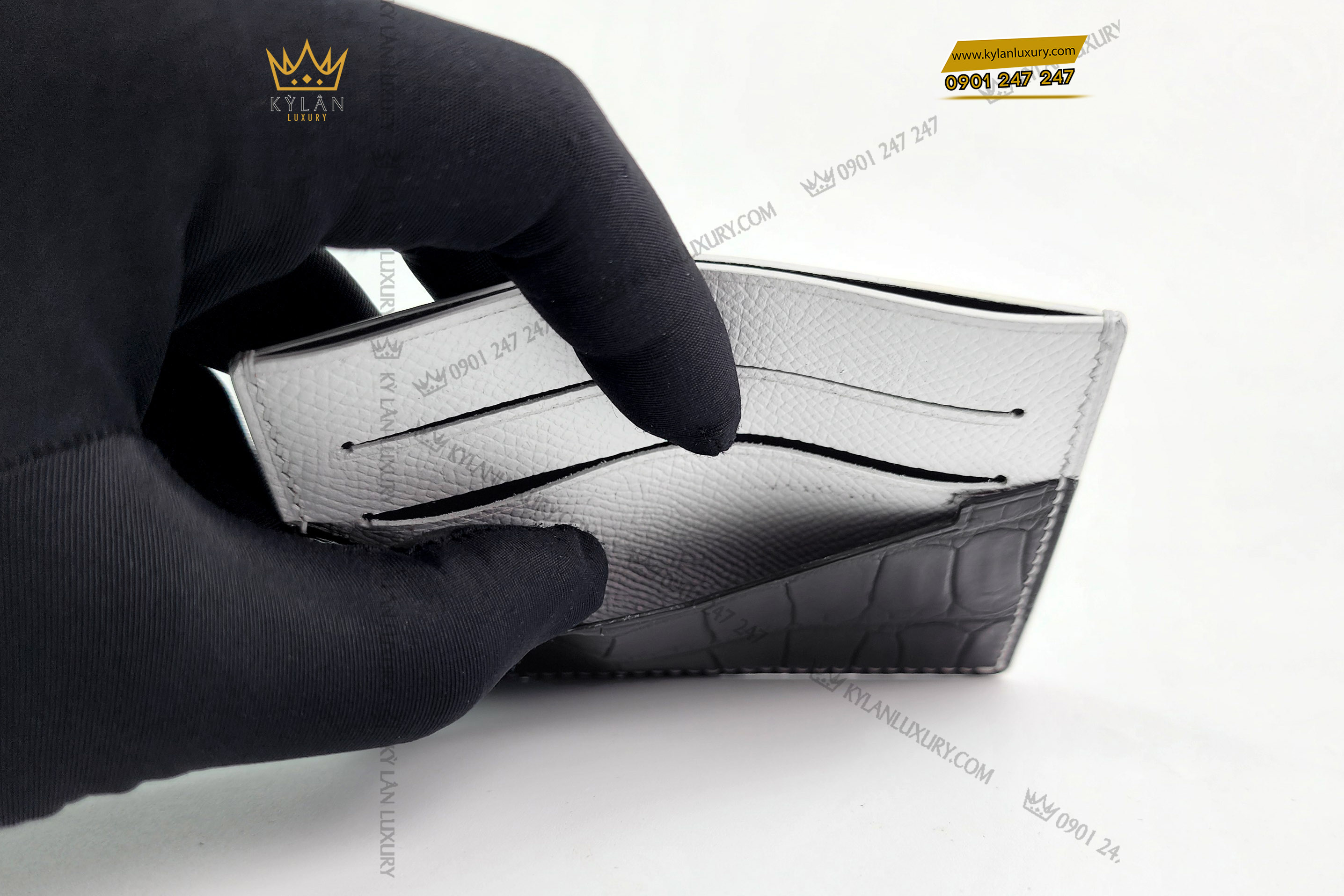 Ví da đựng thẻ da epsom mix da cá alligator màu trắng đen 8 Kỳ Lân Luxury vi da dung the da epsom mix da ca mau trang den 15 Ví da đựng thẻ da epsom mix da cá alligator màu trắng đen