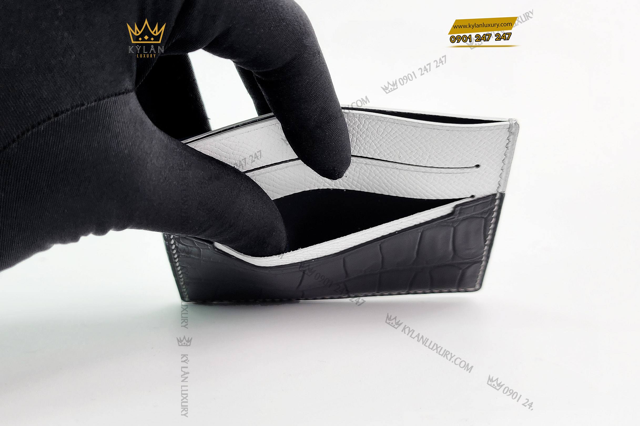 Ví da đựng thẻ da epsom mix da cá alligator màu trắng đen 7 Kỳ Lân Luxury vi da dung the da epsom mix da ca mau trang den 16 Ví da đựng thẻ da epsom mix da cá alligator màu trắng đen