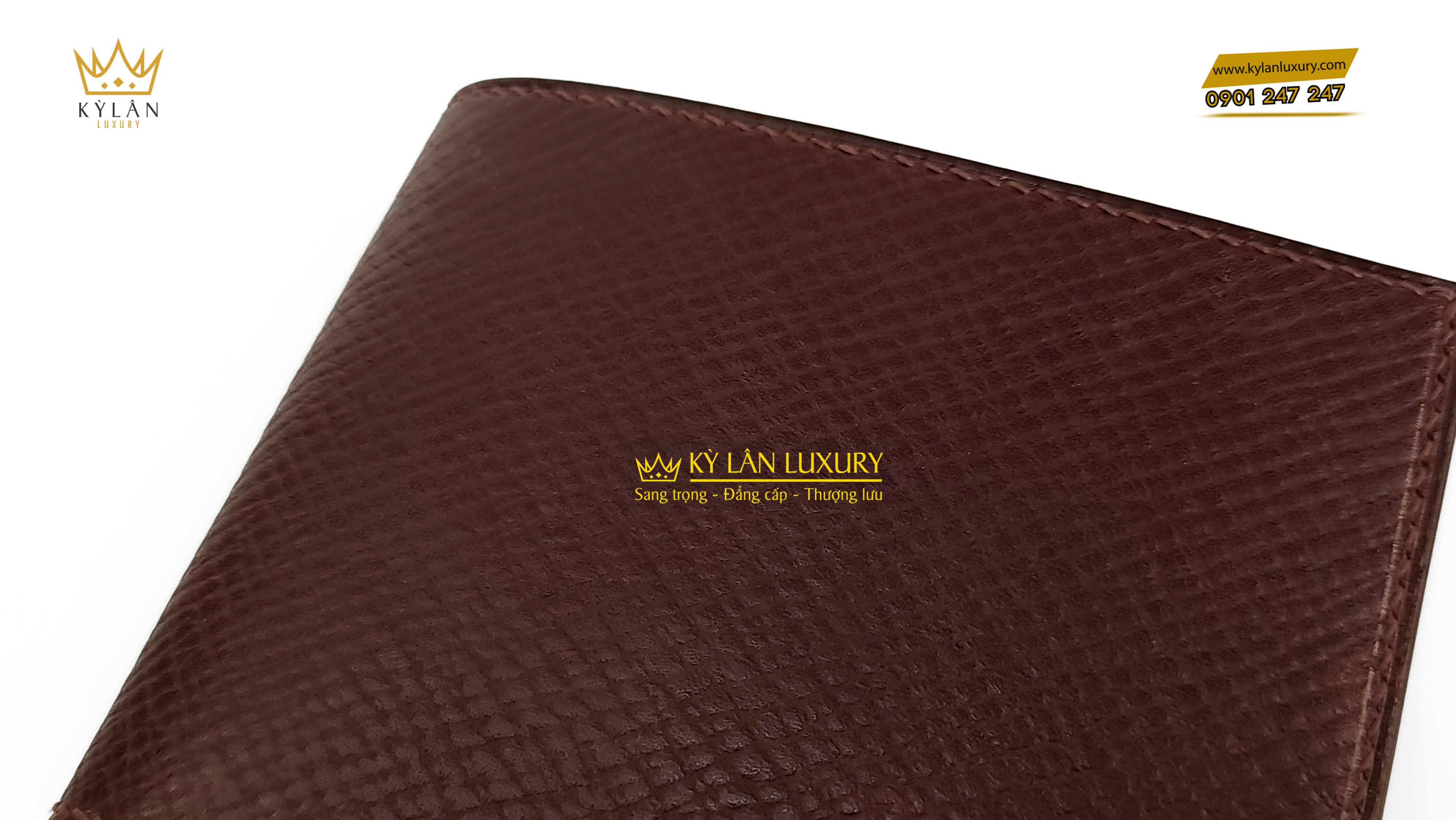 Ví nam da bê màu nâu logo vàng đính kim 13 Kỳ Lân Luxury vi nam da be mau nau logo vang dinh kim 2 Ví nam da bê màu nâu logo vàng đính kim