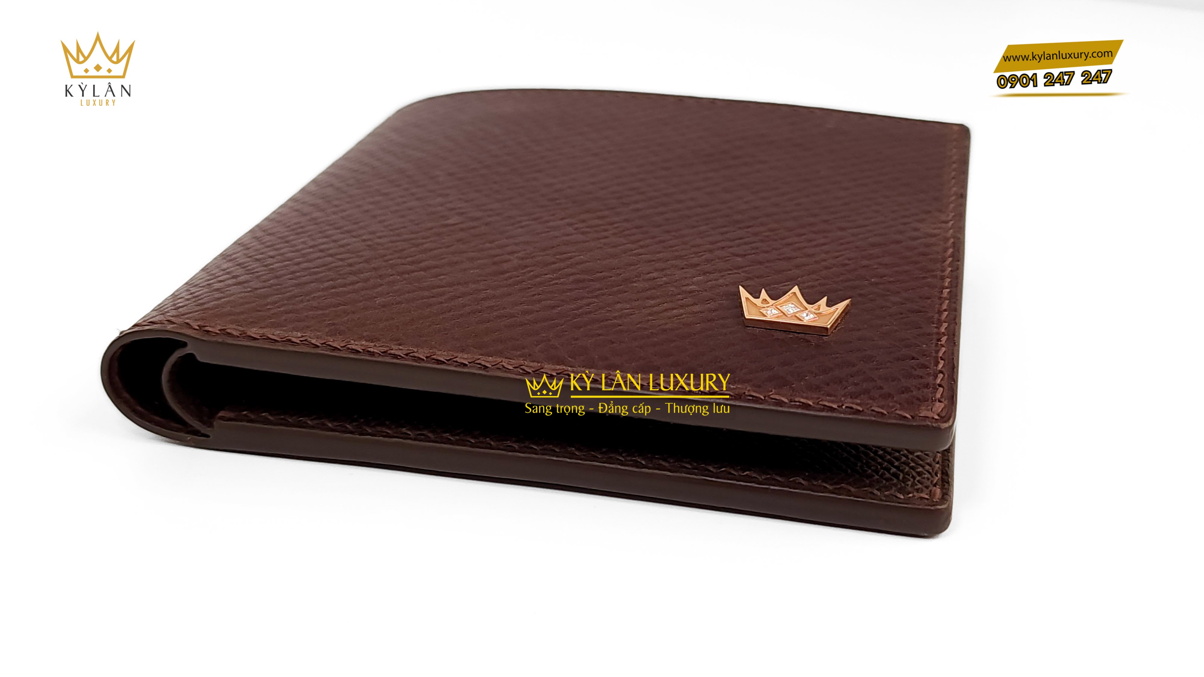 Ví nam da bê màu nâu logo vàng đính kim 7 Kỳ Lân Luxury vi nam da be mau nau logo vang dinh kim 5 Ví nam da bê màu nâu logo vàng đính kim
