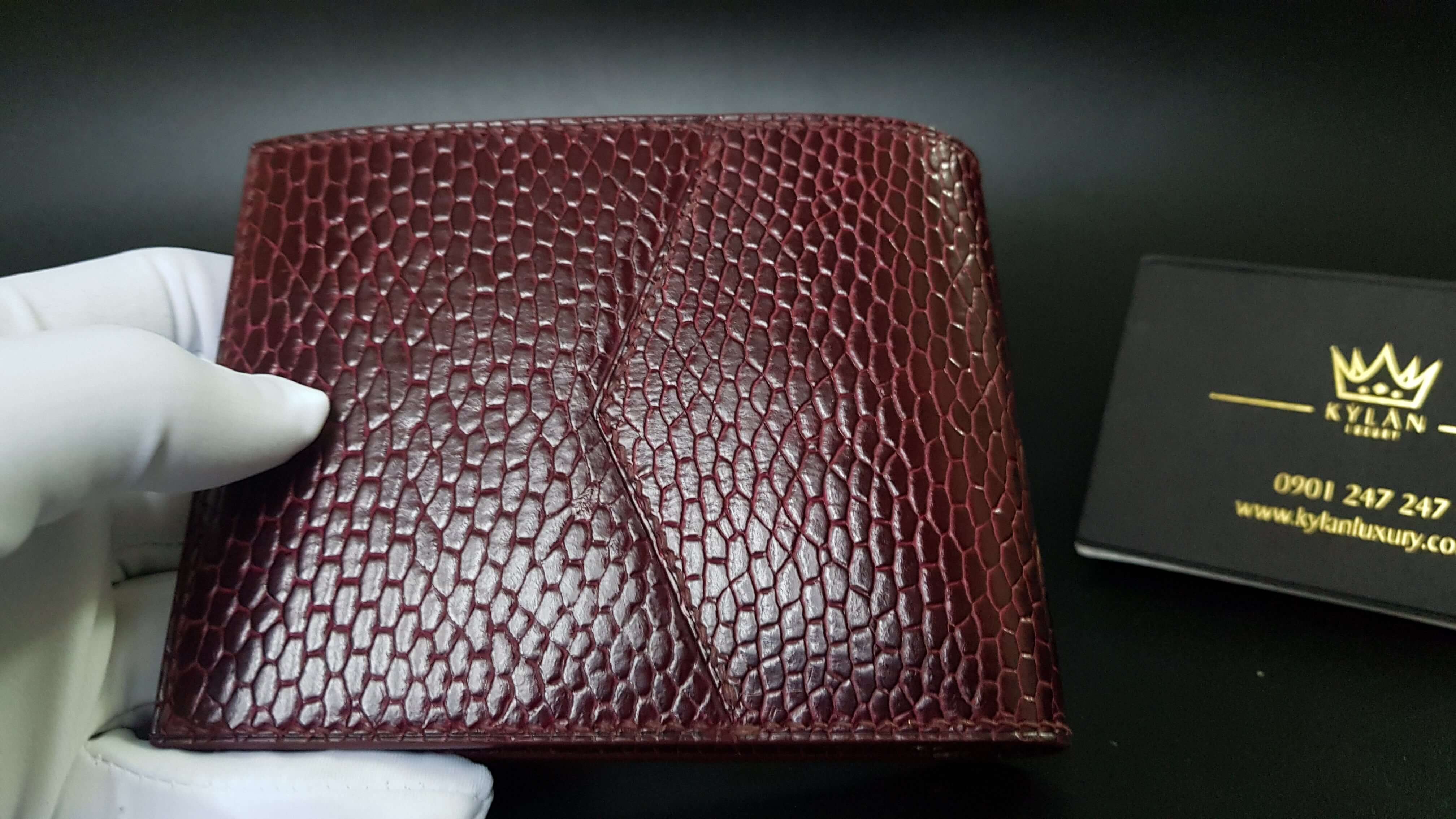 Ví Nam da hải ly Logo vàng 18 karat handmade Kỳ Lân Luxury 9 Kỳ Lân Luxury vi nam da hai ly logo vang 18 karat 14 Ví Nam da hải ly Logo vàng 18 karat handmade Kỳ Lân Luxury