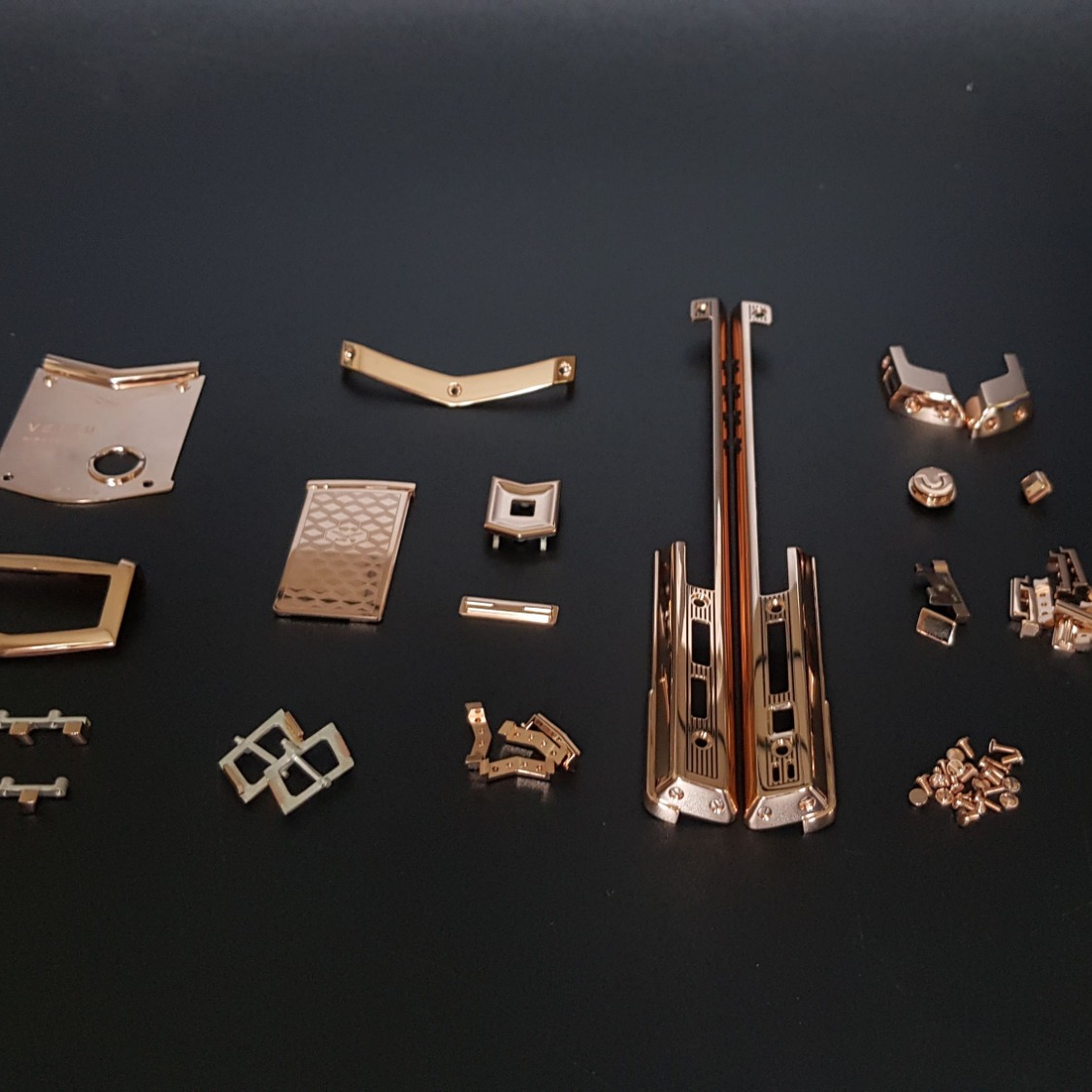 Vỏ Vertu vàng khối 18k - Vàng 750 hồng 28 Kỳ Lân Luxury vo vertu signature s vang hong 39 Vỏ Vertu vàng khối 18k - Vàng 750 hồng