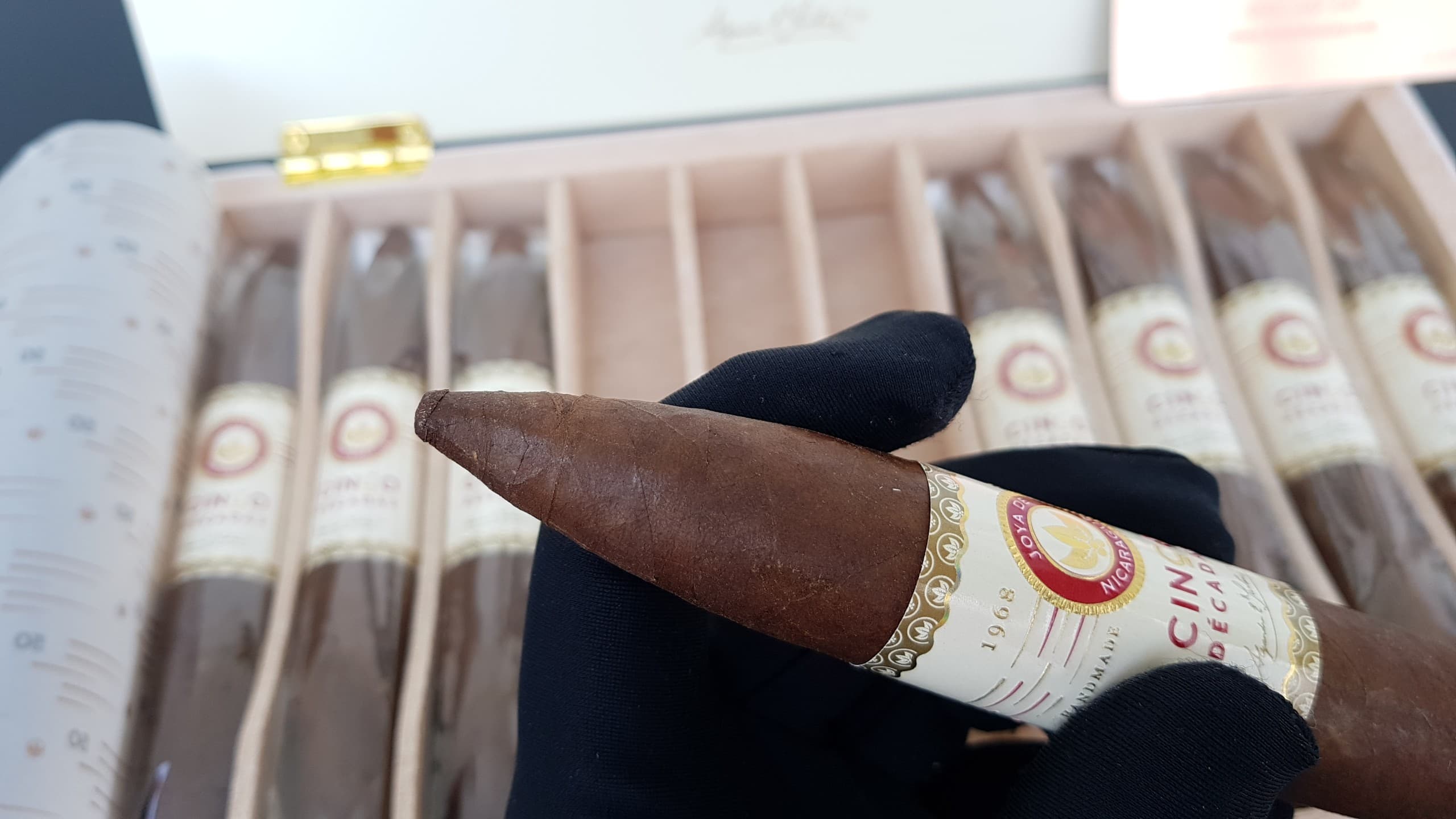 Xì gà Joya de Nicaragua Cinco Décadas Diadema 32 Kỳ Lân Luxury xi ga joya de nicaragua cinco de cadas diadema 1 Xì gà Joya de Nicaragua Cinco Décadas Diadema