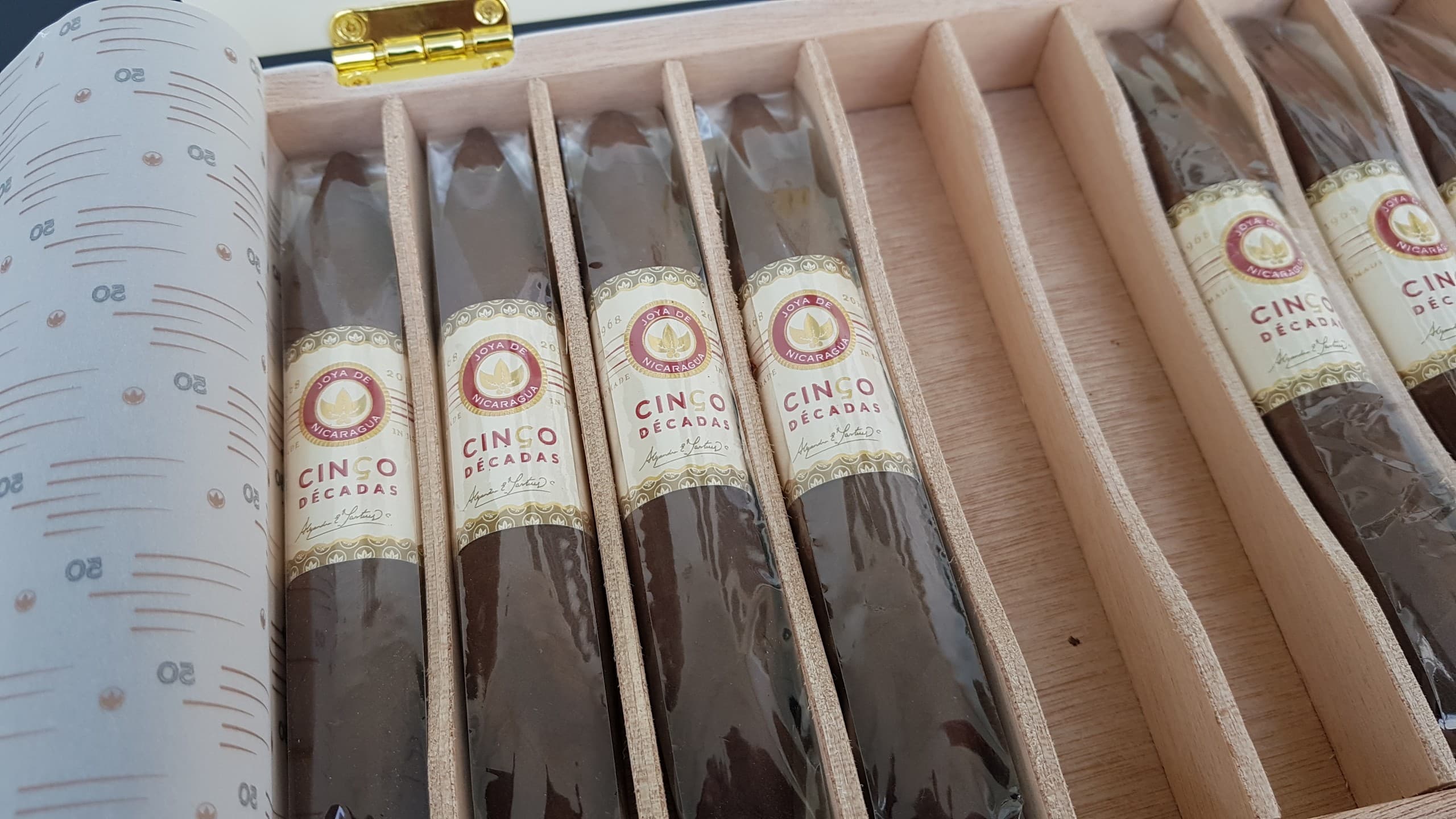 Xì gà Joya de Nicaragua Cinco Décadas Diadema 29 Kỳ Lân Luxury xi ga joya de nicaragua cinco de cadas diadema 12 Xì gà Joya de Nicaragua Cinco Décadas Diadema