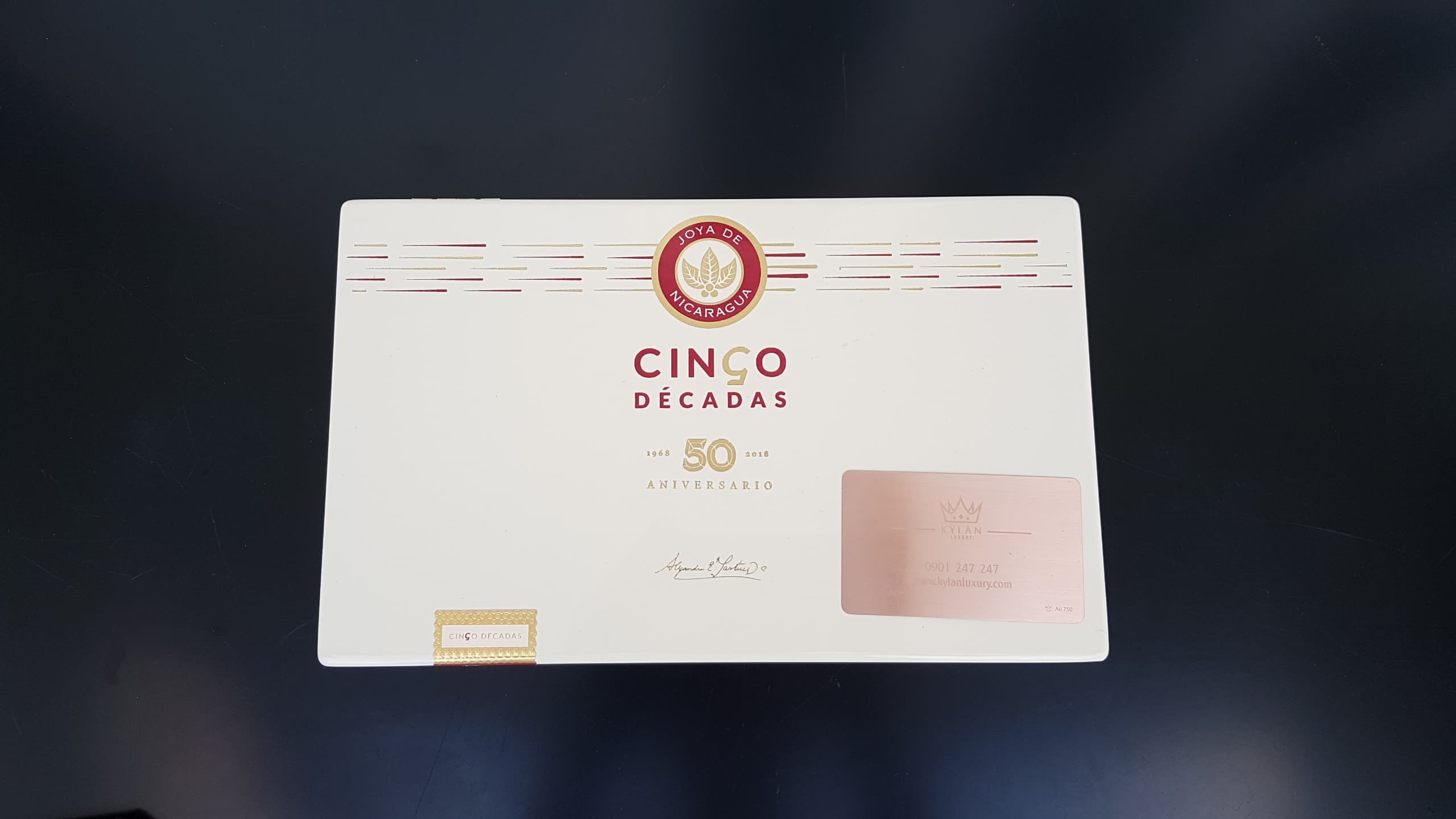 Xì gà Joya de Nicaragua Cinco Décadas Diadema 21 Kỳ Lân Luxury xi ga joya de nicaragua cinco de cadas diadema 25 Xì gà Joya de Nicaragua Cinco Décadas Diadema
